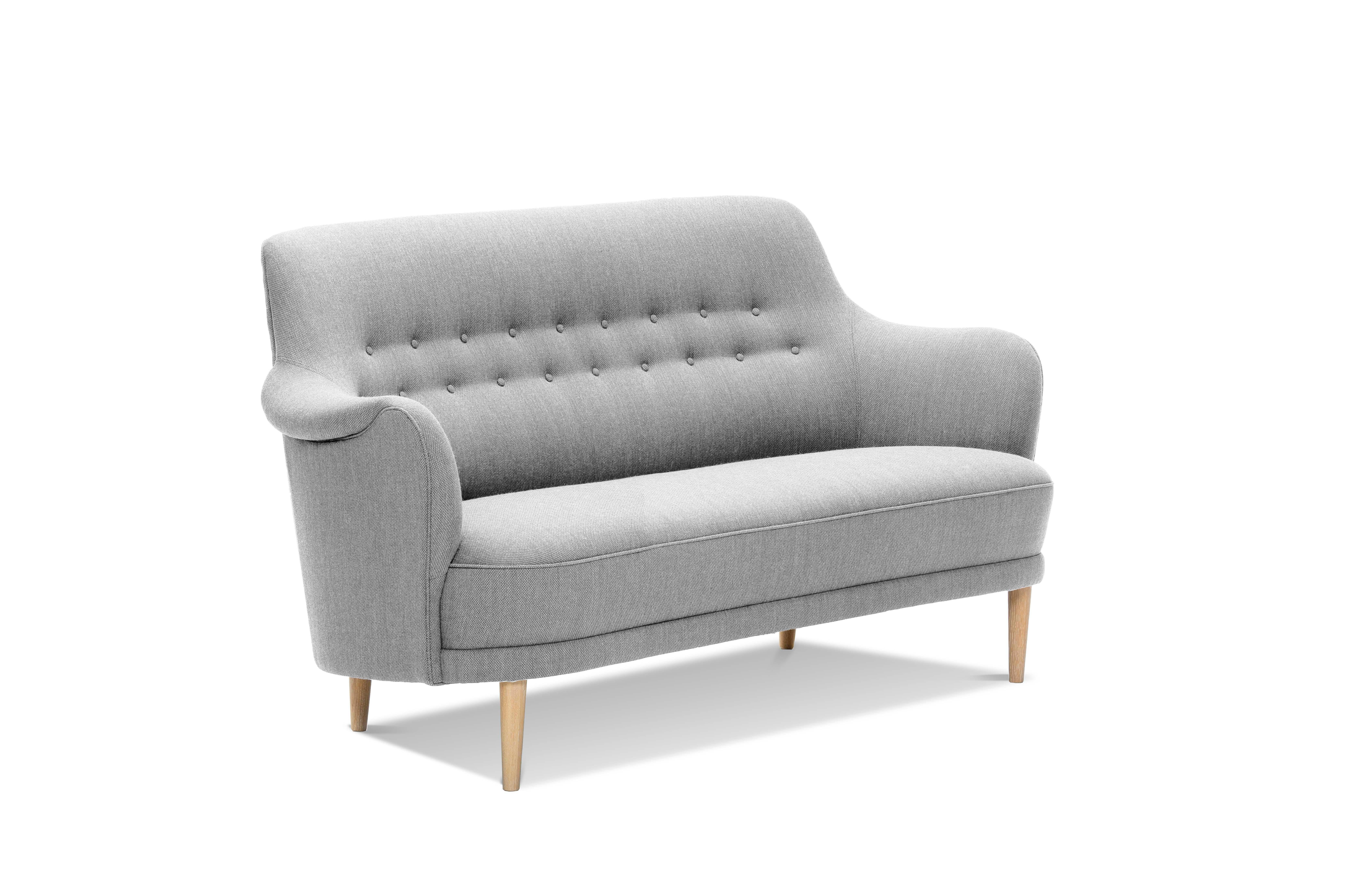 Samsas was designed in 1960 and is regarded as the most typical item of Carl Malmsten's upholstered furniture. The Samsas model is a further development of the original Konsert armchair model, which Carl Malmsten designed for the Stockholm Concert