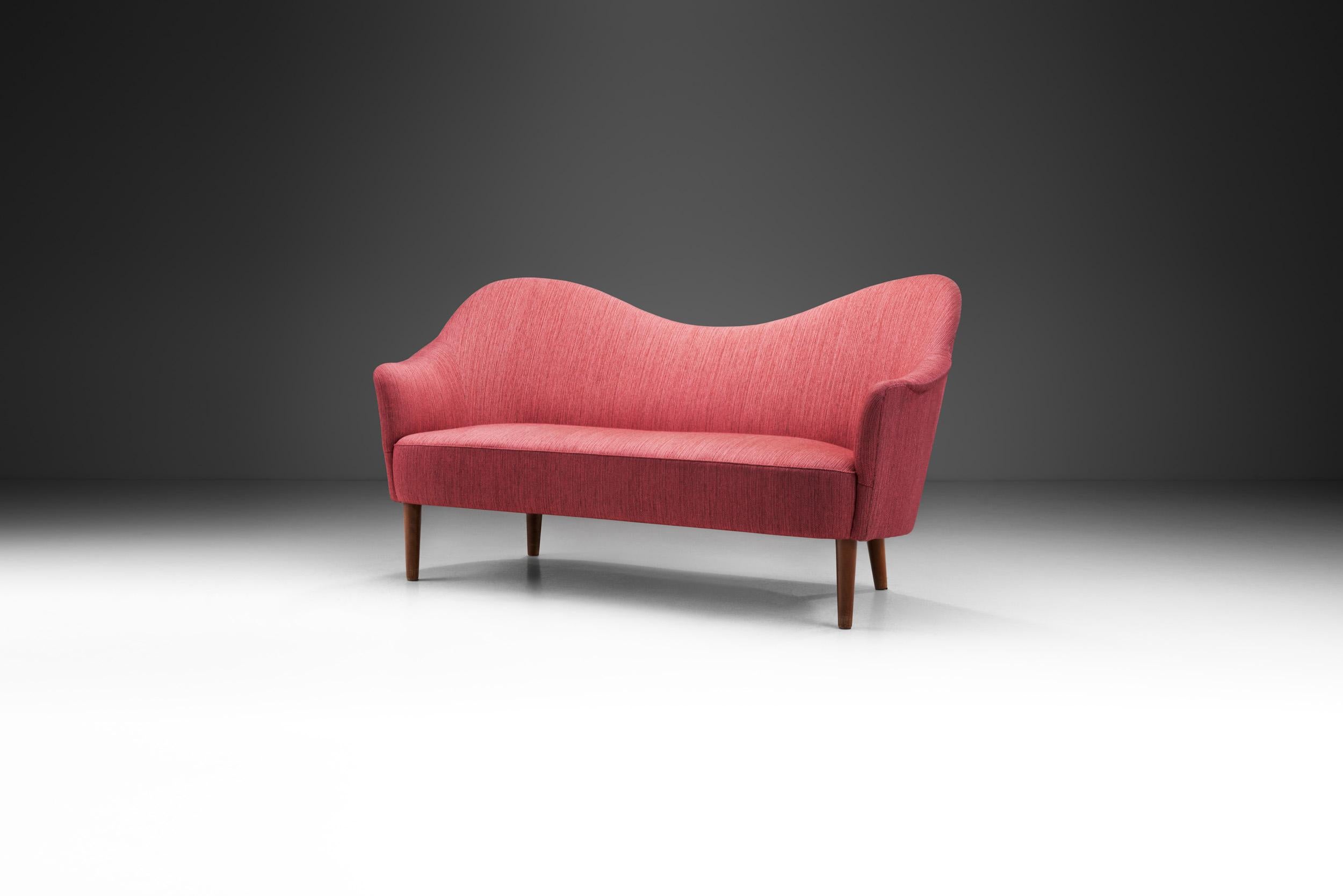 The “Samspel”, or “Interaction” sofa model was first introduced at the exhibition at Röhsska Museet (the Swedish Museum of Design and Crafts) in Gothenburg in 1956. The model’s name means ‘interaction’ in Swedish, which refers to not only Carl