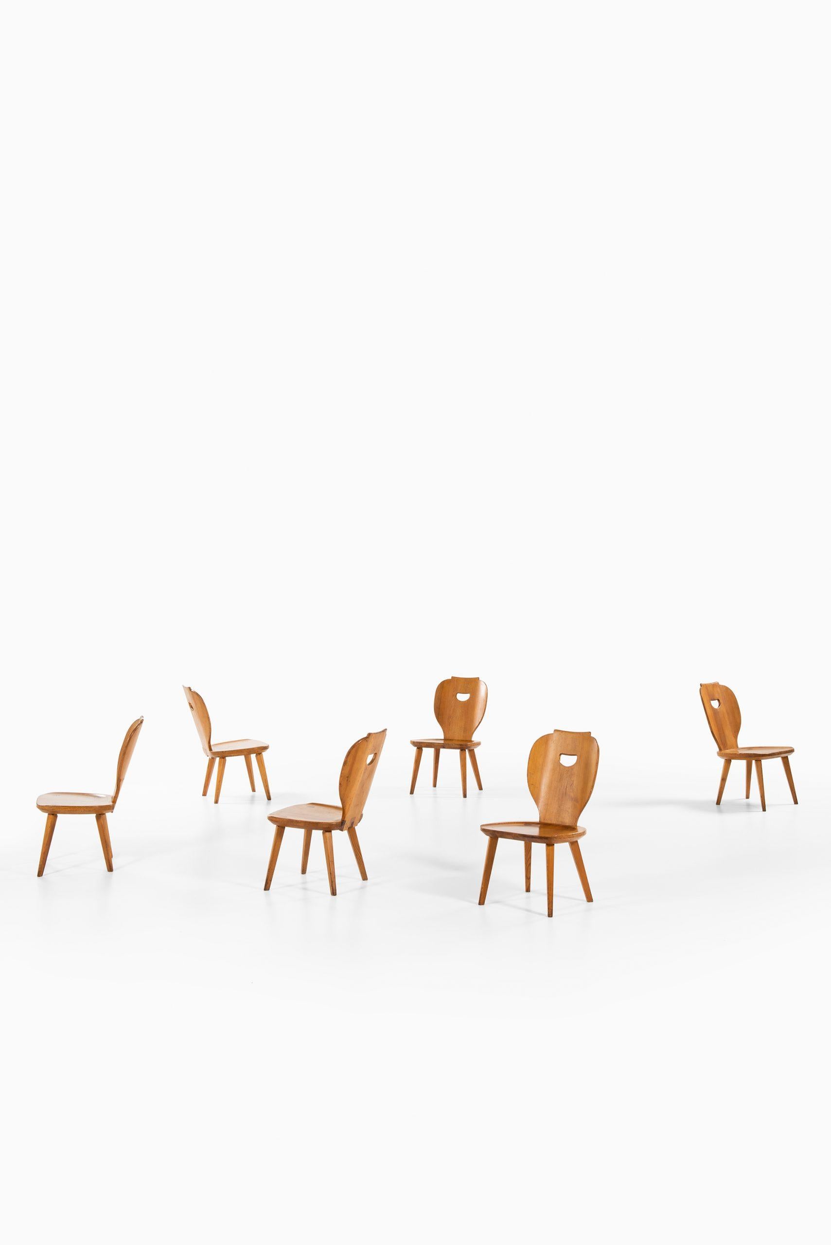 Rare ensemble de 6 fauteuils et table basse conçu par Carl Malmsten. Produit par Svensk fur en Suède.
Dimensions fauteuils (L x P x H) : 45 x 52 x 74,5 cm, SH : 34,5 cm.
Dimensions table basse (L x P x H) : 100 x 100 x 50 cm.