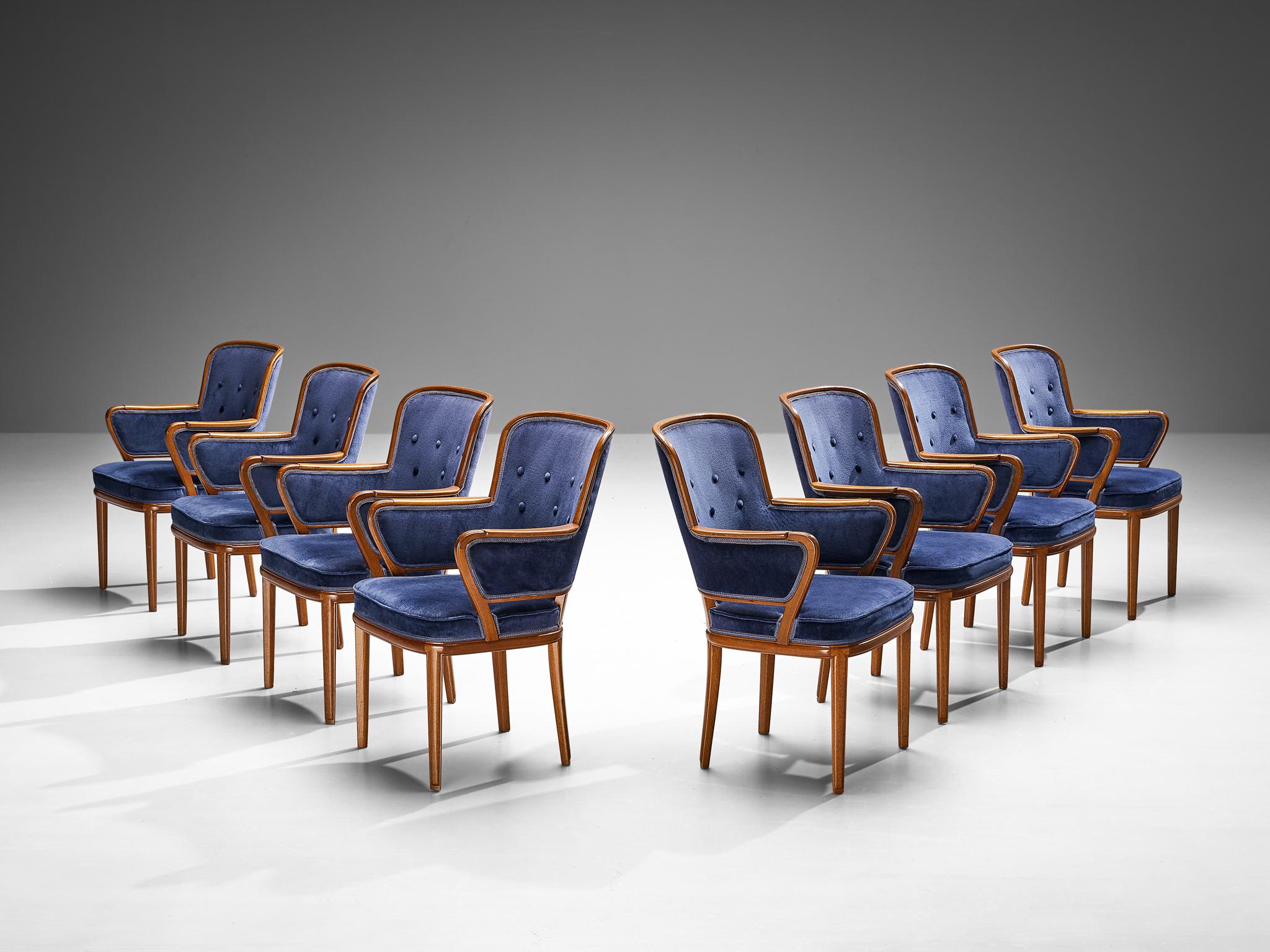 Carl Malmsten, Satz von acht Sesseln, Mahagoni, blauer Samt, Schweden, 1940er Jahre

Sessel des schwedischen Designers Carl Malmsten, die nur schwer zu bekommen sind. Das Gestell dieser Stühle besteht aus warmem Mahagoni, dessen Maserung sich zum