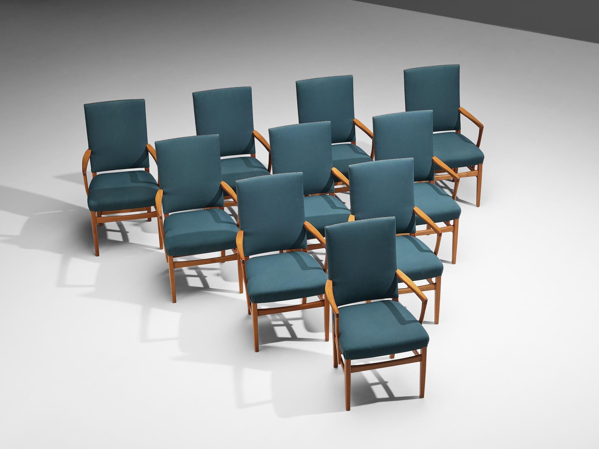 Carl Malmsten, Satz von zehn Esszimmerstühlen, Teak, Stoff, Messing, Schweden, um 1970

Diese Sessel mit hoher Rückenlehne wurden von dem schwedischen Designer Carl Malmsten (1888-1972) entworfen. Diese eleganten Sessel sind ein Paradebeispiel für