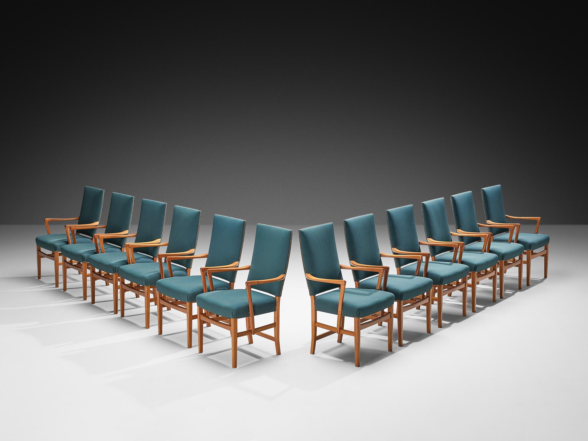 Carl Malmsten, ensemble de douze chaises de salle à manger, teck, tissu, laiton, Suède, années 1960.

Ces fauteuils à haut dossier sont conçus par le designer suédois Carl Malmsten (1888-1972). Ces élégants fauteuils sont un excellent exemple de