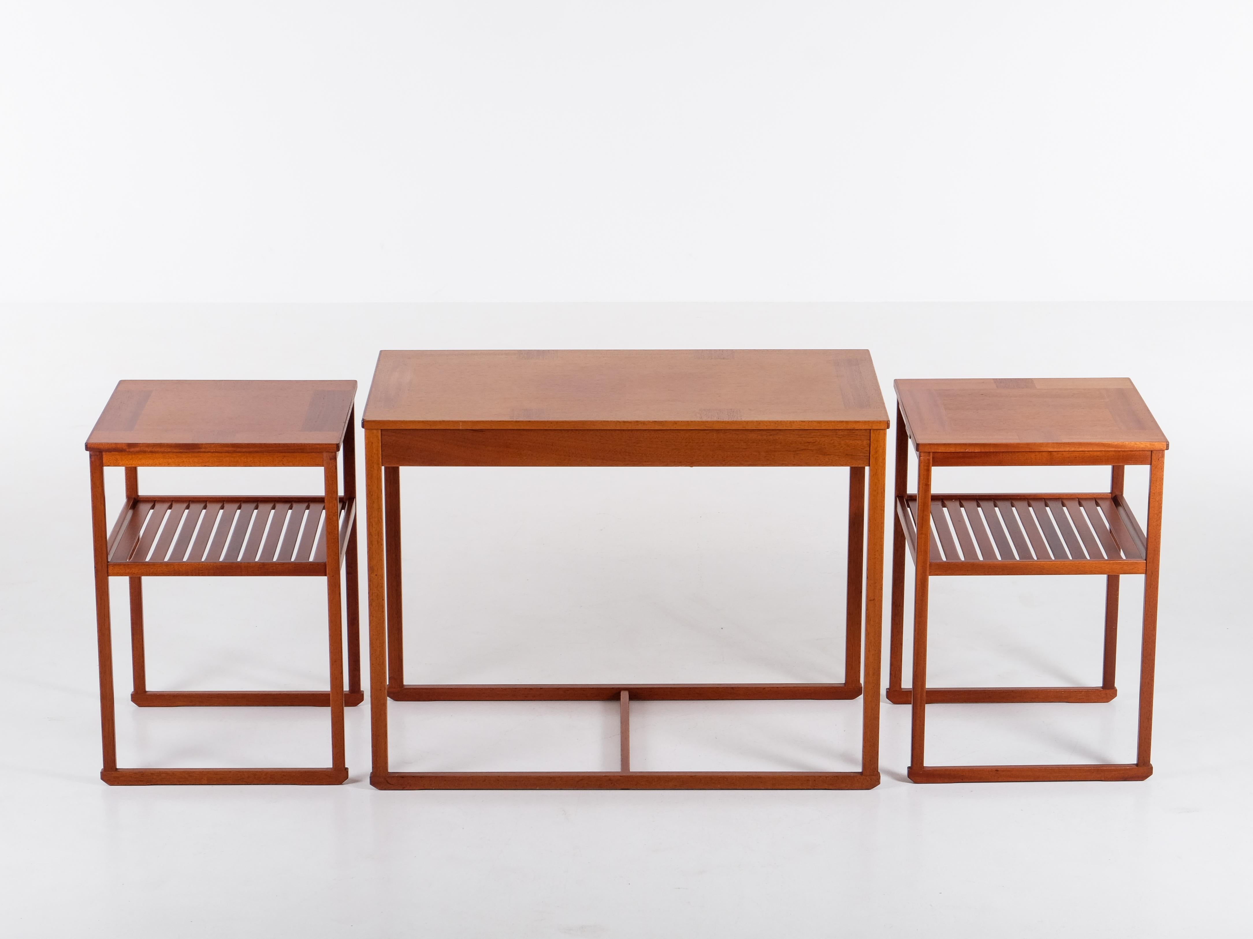 Entworfen von Carl Malmsten, Schweden, 1960er Jahre.
Produziert in Schweden von der Åfors Möbelfabrik. 
Guter Zustand.


Zentraler Tisch: H 57 cm × L 70,5 cm × B 41 cm 
Kleine Tische: H 53,5 cm × L 36,5 cm × B 34 cm 