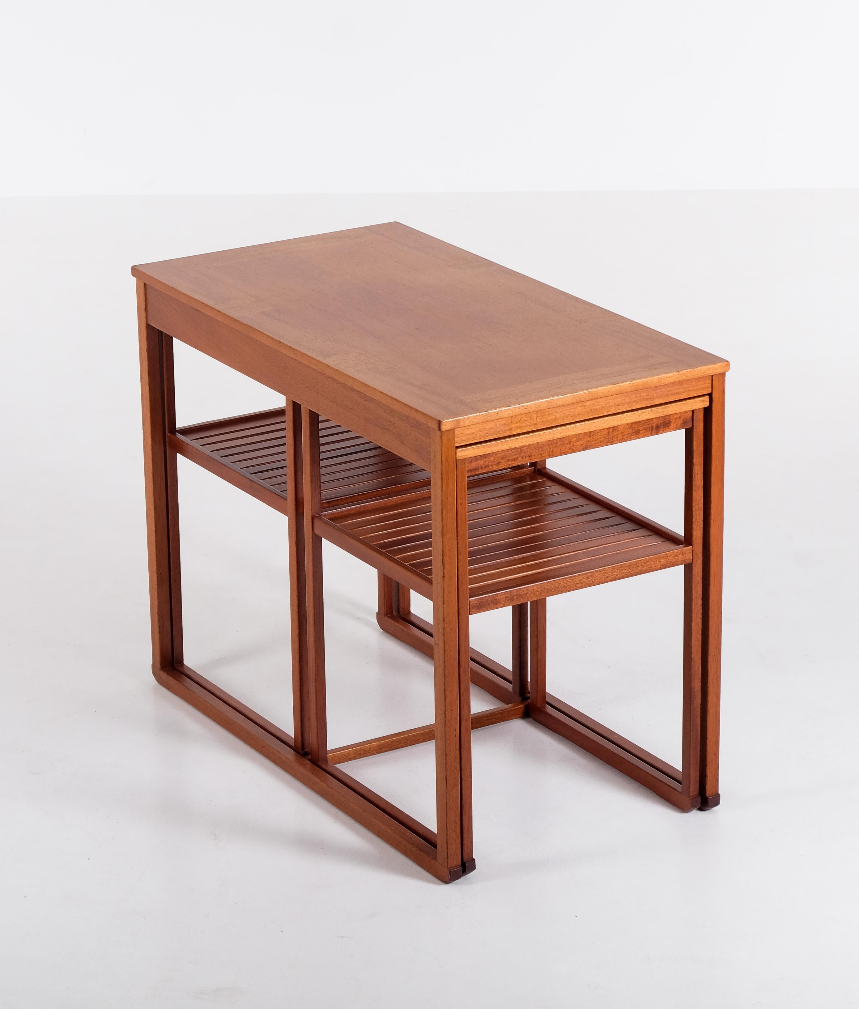 Carl Malmsten 'Släden' Schachteltische, 1960er Jahre (Skandinavische Moderne) im Angebot
