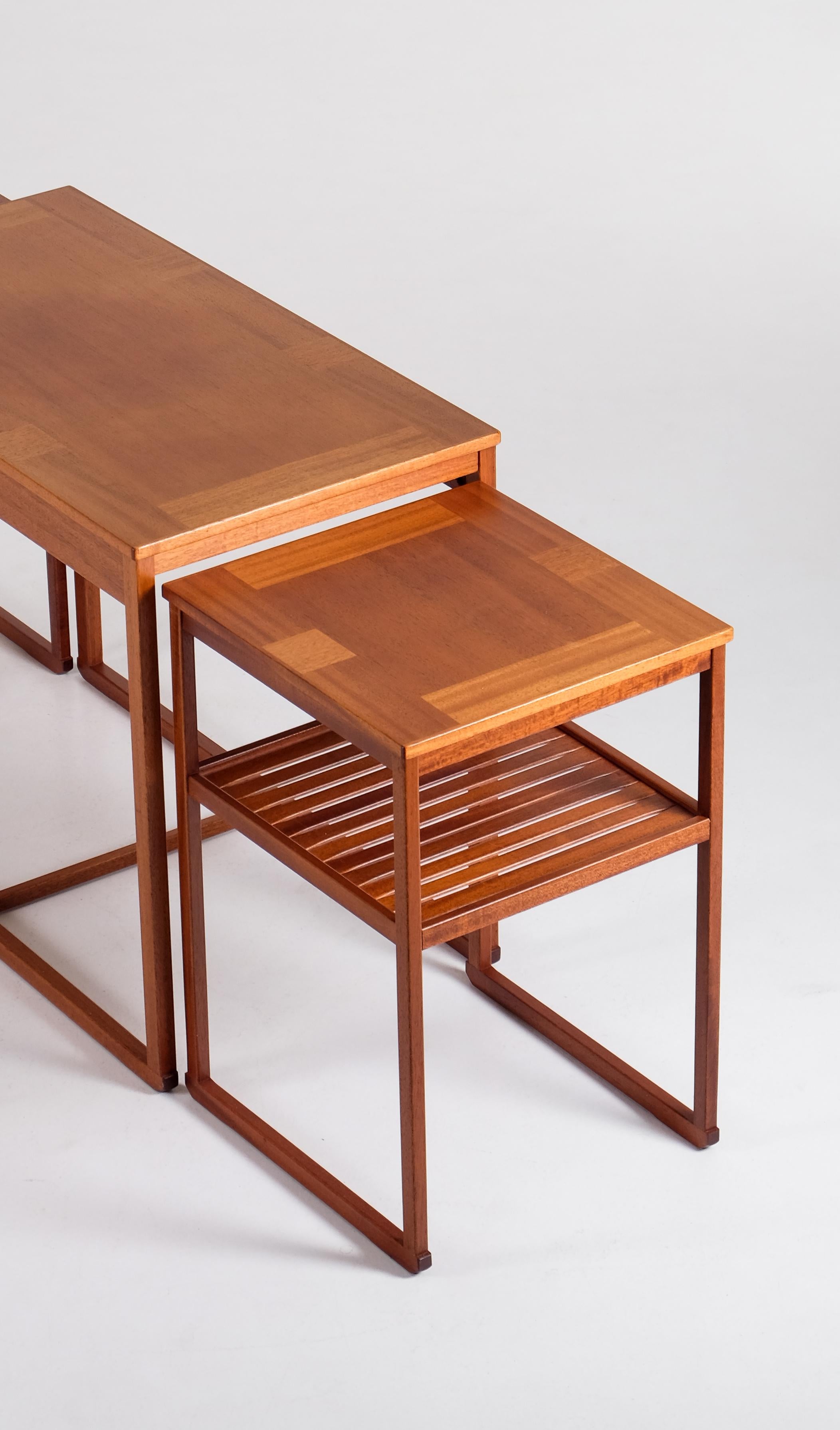 Carl Malmsten 'Släden' Schachteltische, 1960er Jahre (Schwedisch) im Angebot