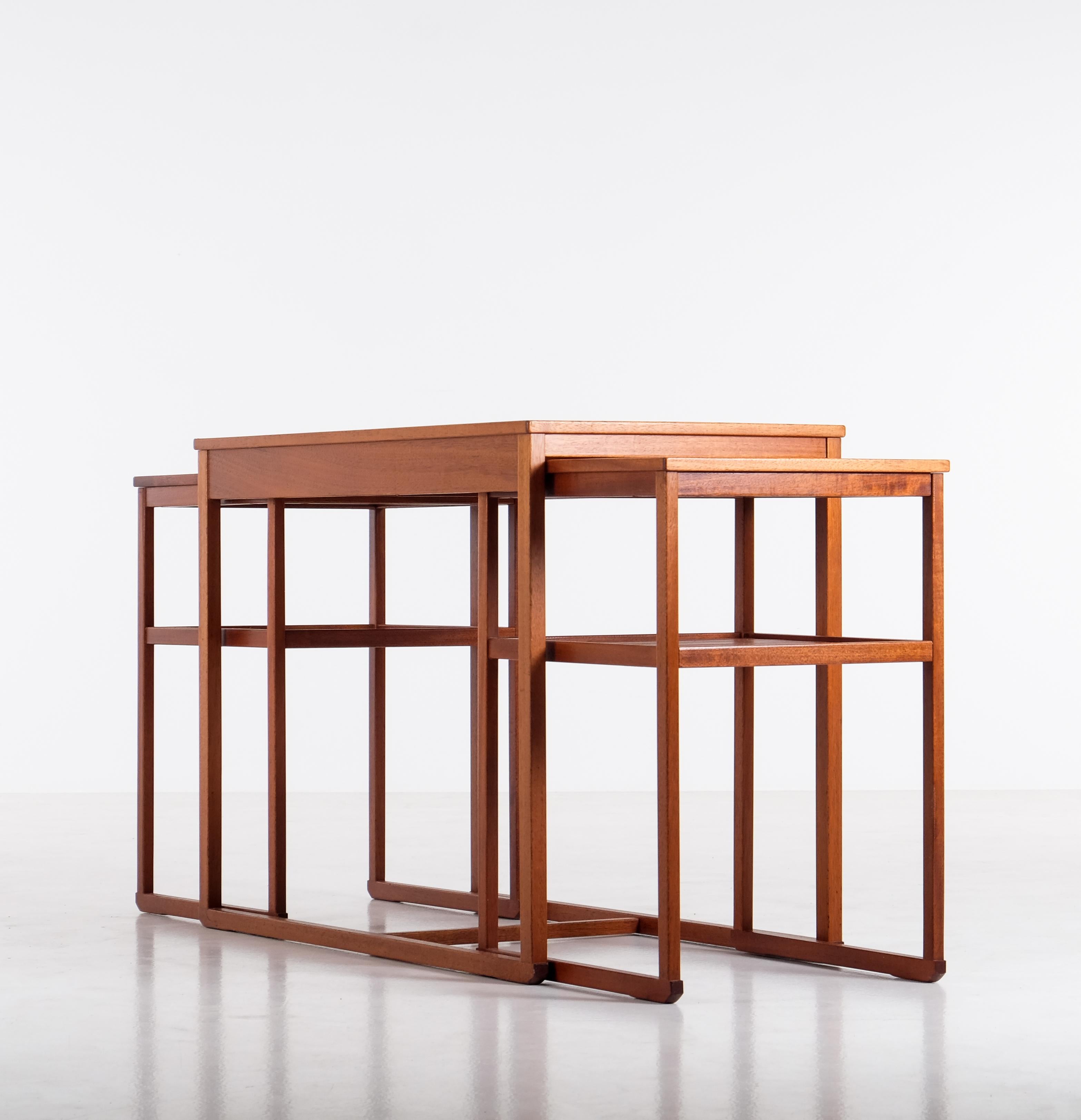 Carl Malmsten 'Släden' Schachteltische, 1960er Jahre (Teakholz) im Angebot