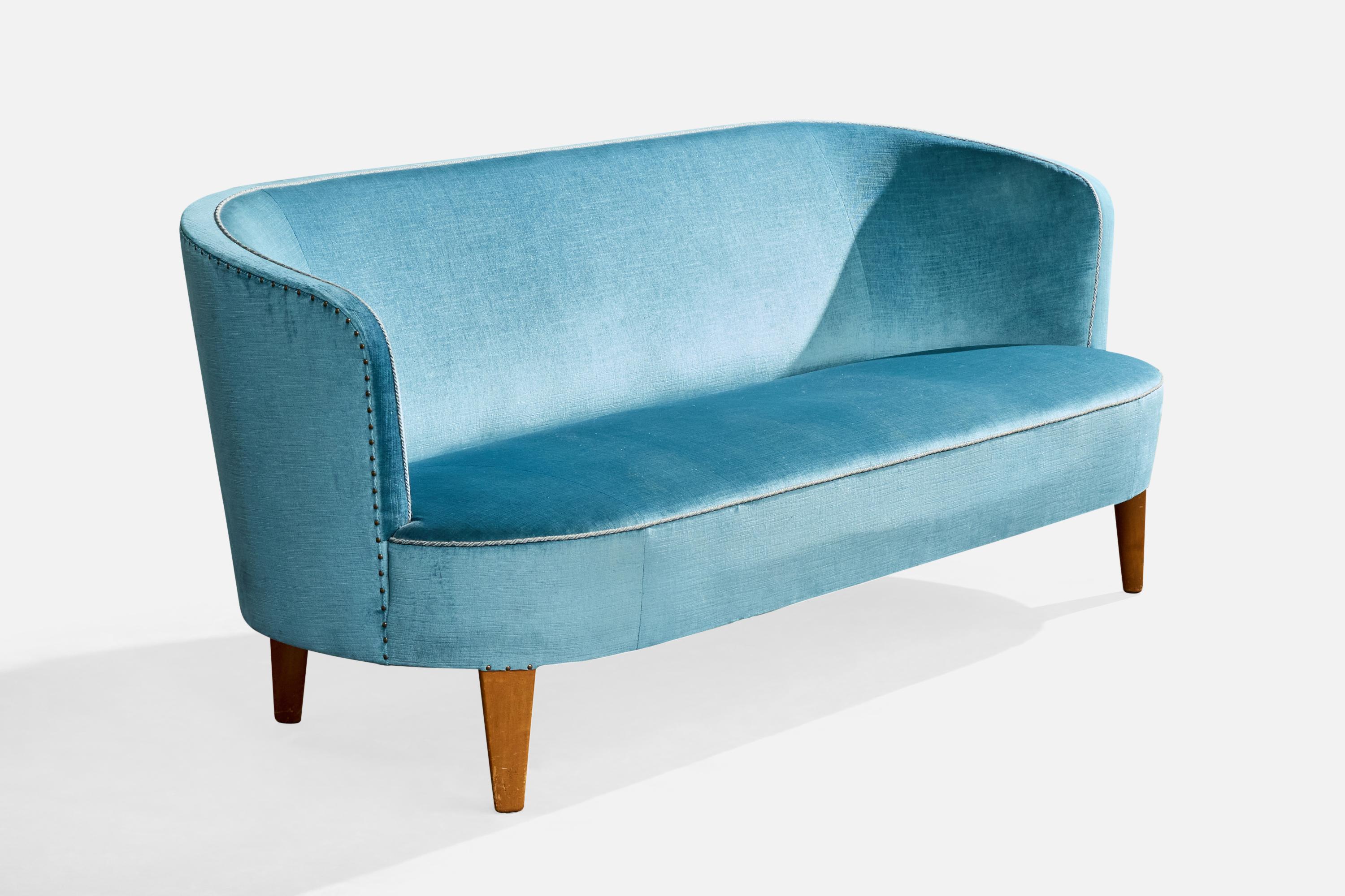 Canapé en bois et velours bleu, modèle Berlin, conçu et produit par Carl Malmsten, Suède, c. années 1960.

Probablement retapissé à un moment donné de l'histoire.

Petites imperfections du tissu sur l'accoudoir gauche et la surface du coussin de