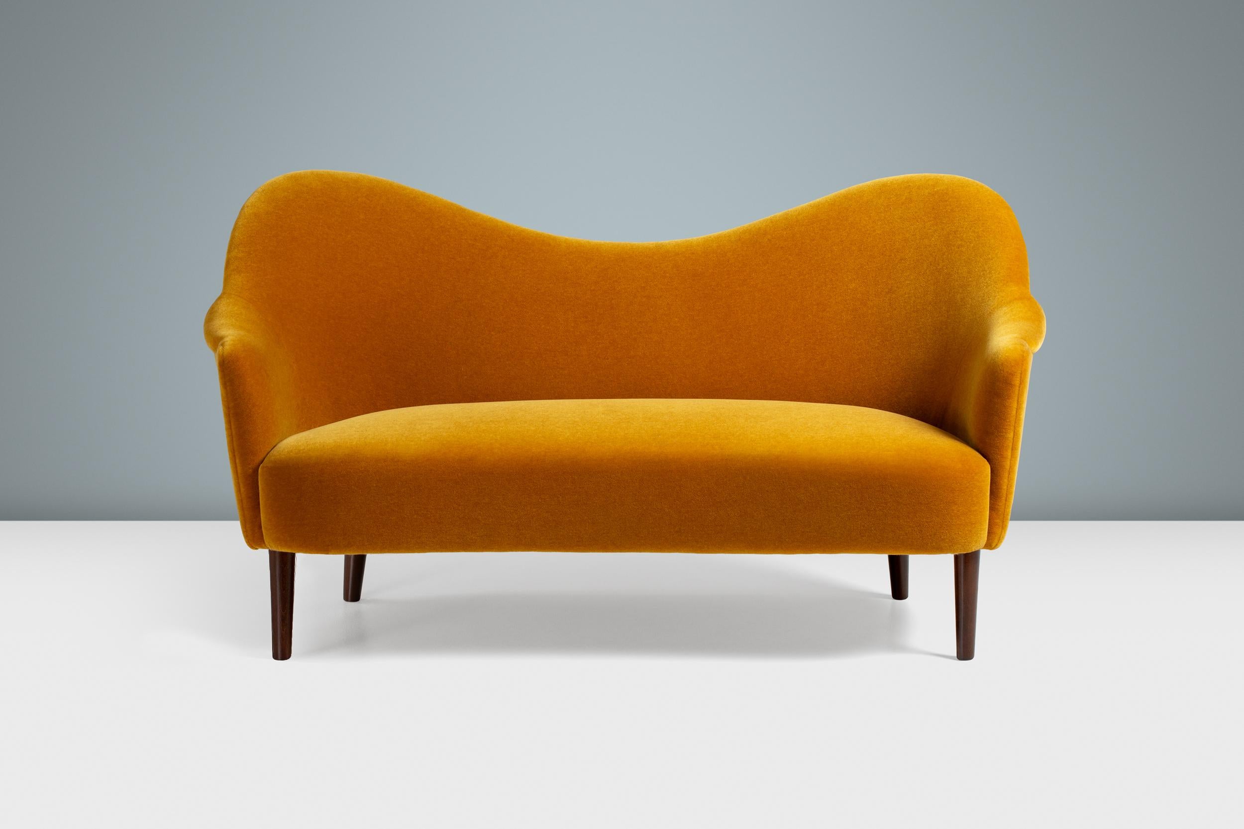 Carl Malmsten - Samspel Sofa, 1956

Das ikonische geschwungene Sofa von Malmsten wurde 1956 entworfen und von der schwedischen Tischlerei AB Record in Bollnas hergestellt. Es gilt als eines der besten Beispiele für skandinavisch-modernes Sofadesign