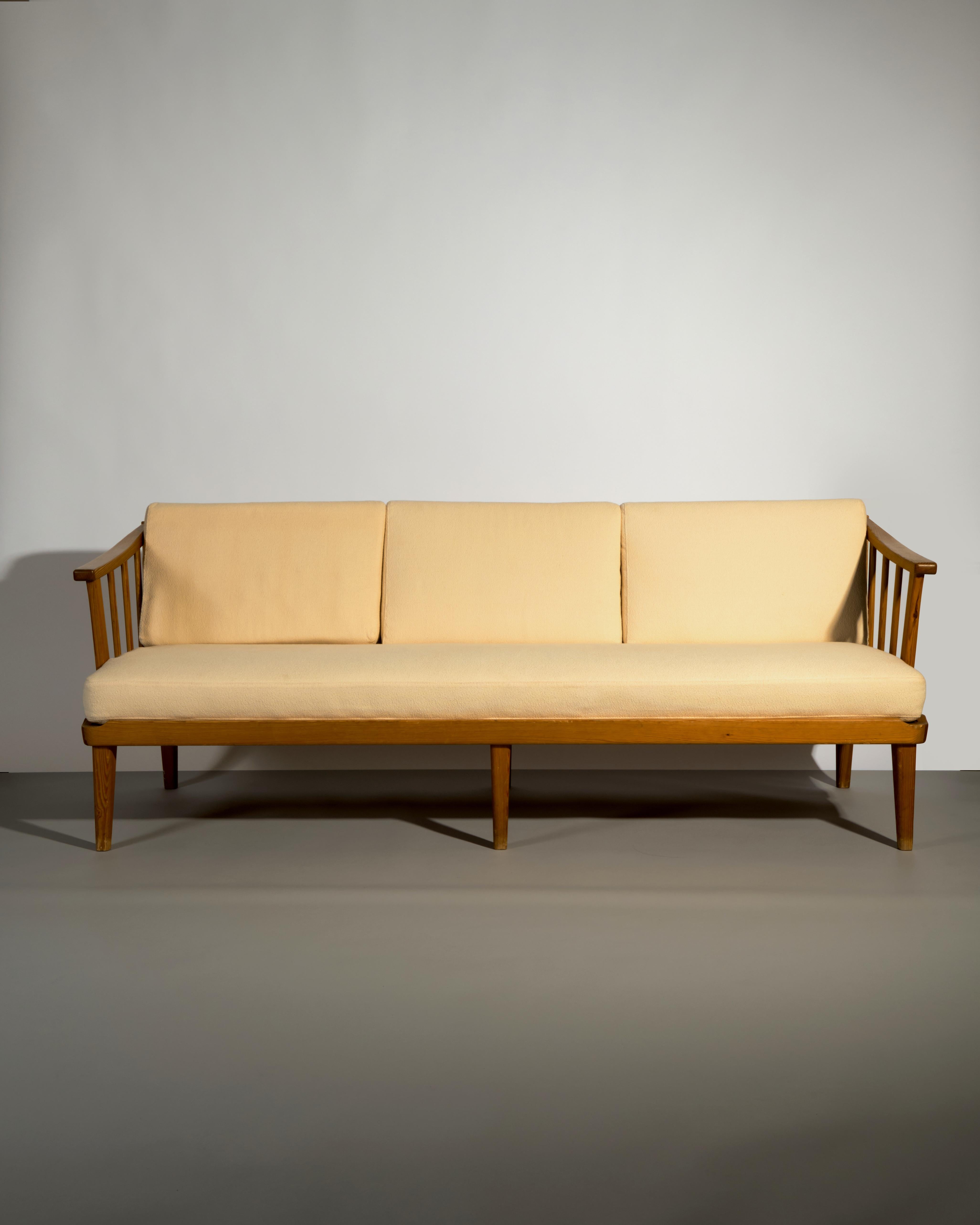 Carl Malmsten 'Visingsö' 3 Seater Sofa c.1960s made from solid pine In Good Condition For Sale In London, GB