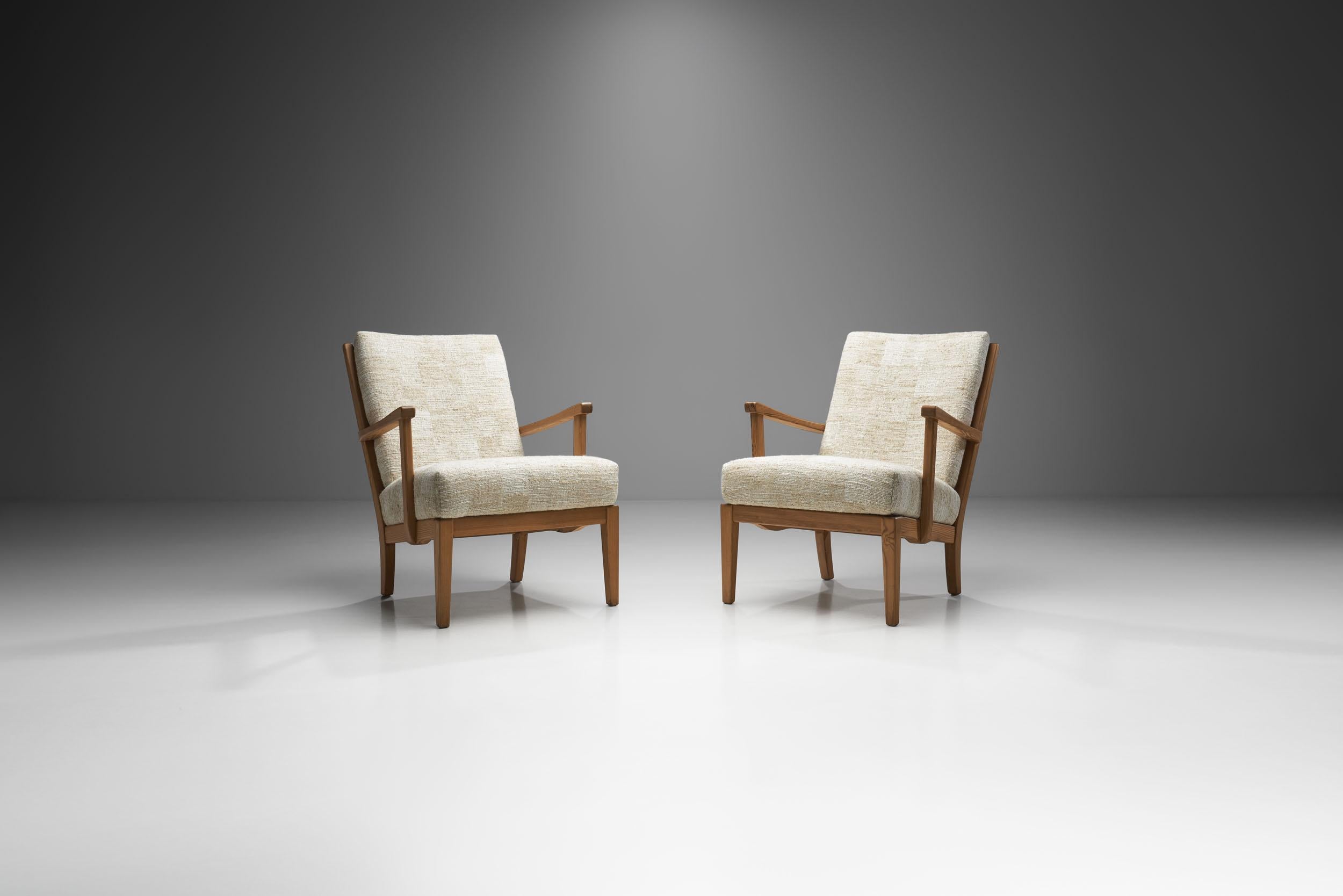 The famous “Visingsö” series demonstrates Carl Malmsten’s fine sense of proportion, line tension and balance between the surfaces, and how skilfully he carried in the heritage of traditional allmoge (folk art) design.

This pair of Visingsö chairs