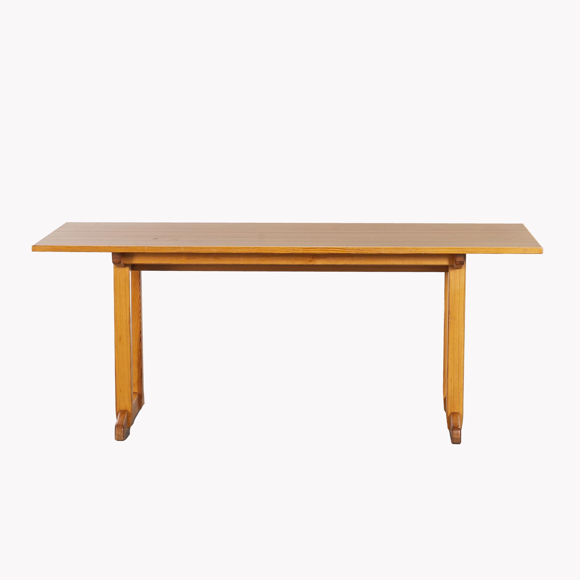 Carl Malmsten (Sweden, 1888-1972)

Visingsö

A rectangular pine wood dining table on four feet assembled by two on each side and joined by an arched base.
Sweden.
1960s.
 