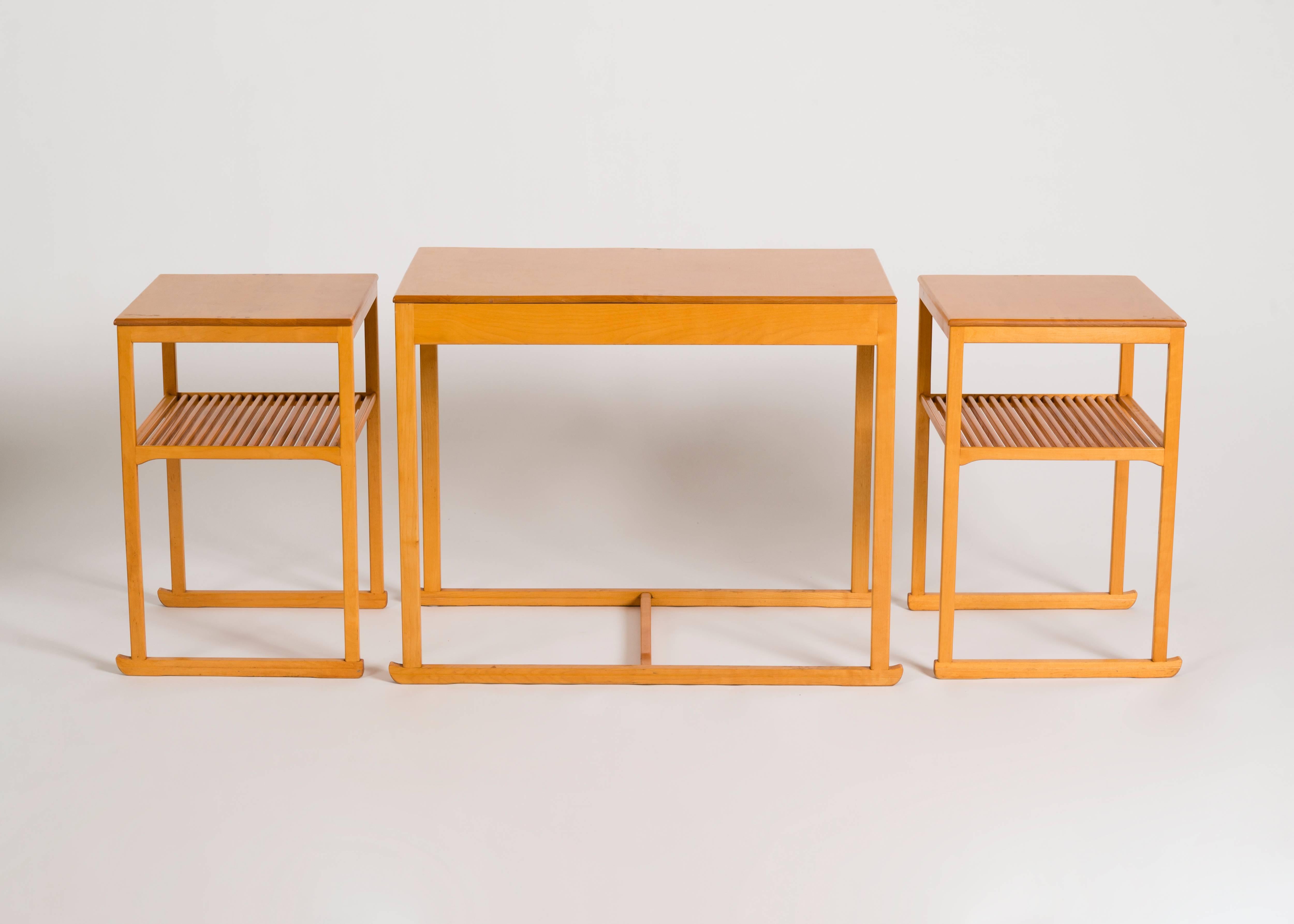 Tables gigognes du milieu du siècle avec marqueterie de teck du designer suédois Carl Malmsten.