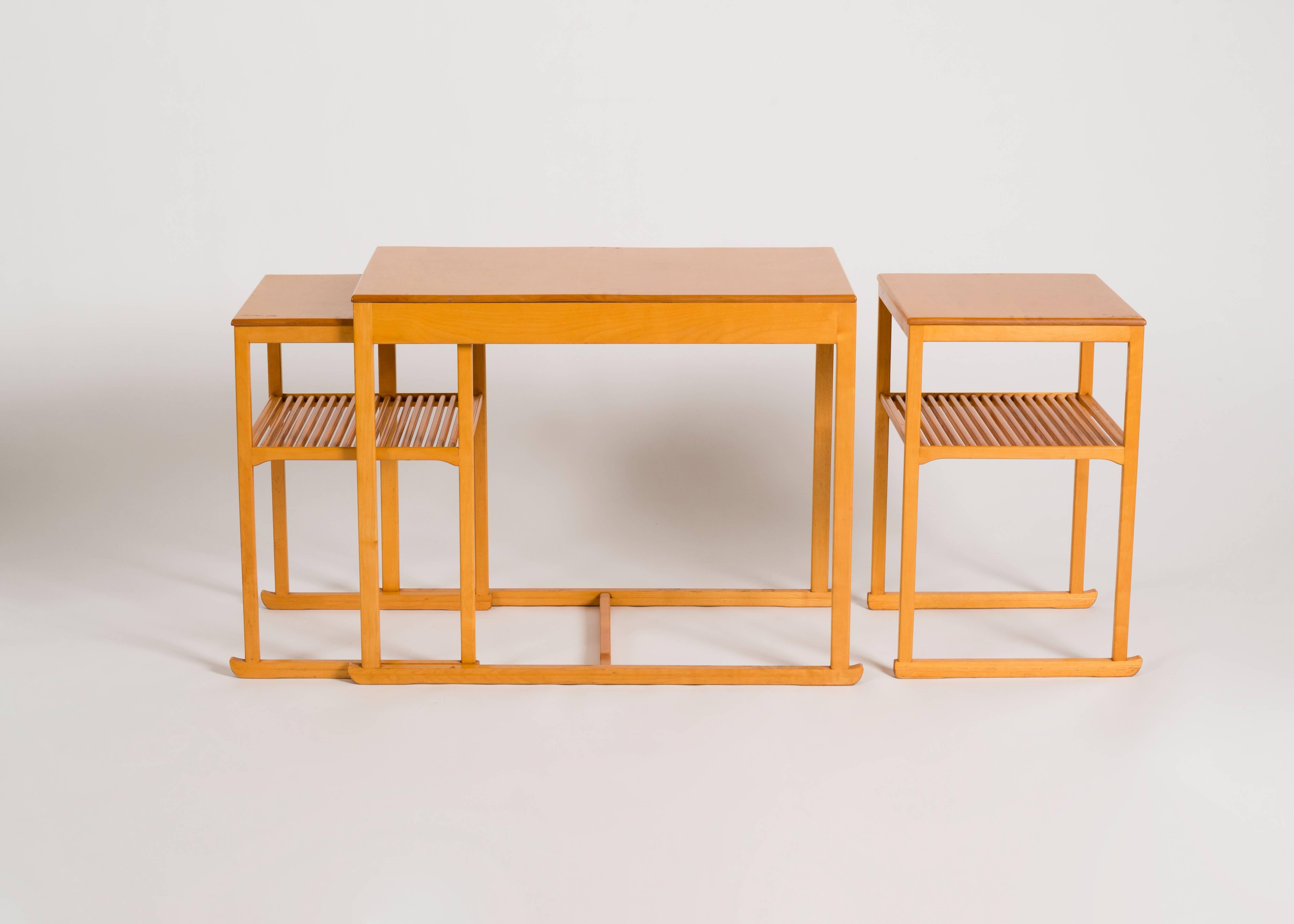 Scandinave moderne Ensemble de tables gigognes « Sledge » de Carl Malmsten, Suède, vers 1948 en vente