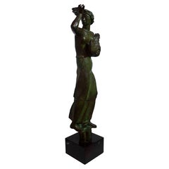 Sculpture en bronze d'une femme pionnière avec coq de Carl Milles