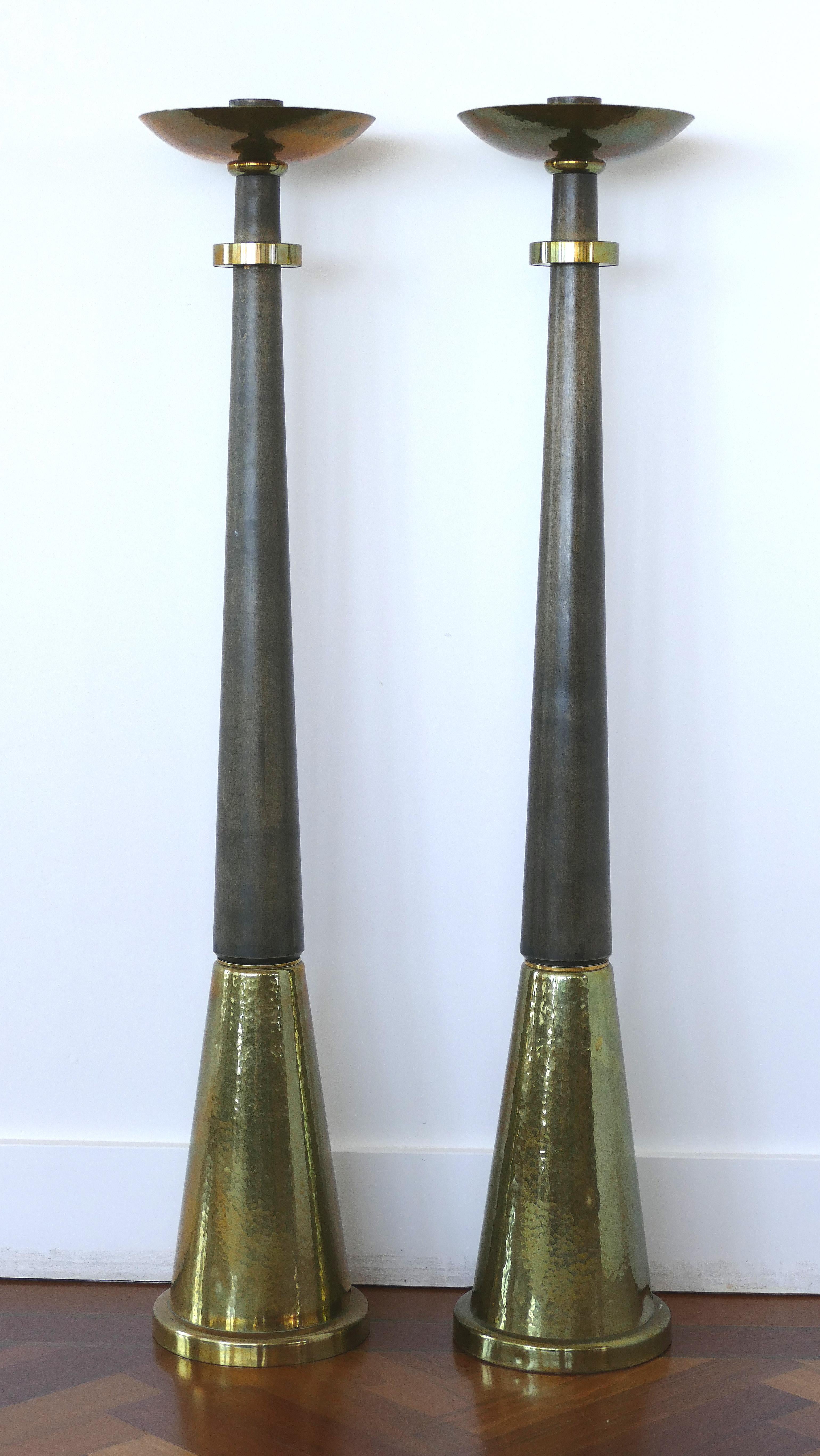 Carl Moser Candelabros de pie de latón y madera, Suiza

Se ponen a la venta un par de candelabros monumentales de latón martillado, cobre, madera y metal.  La pareja de candelabros es una adquisición reciente procedente de un importante patrimonio. 