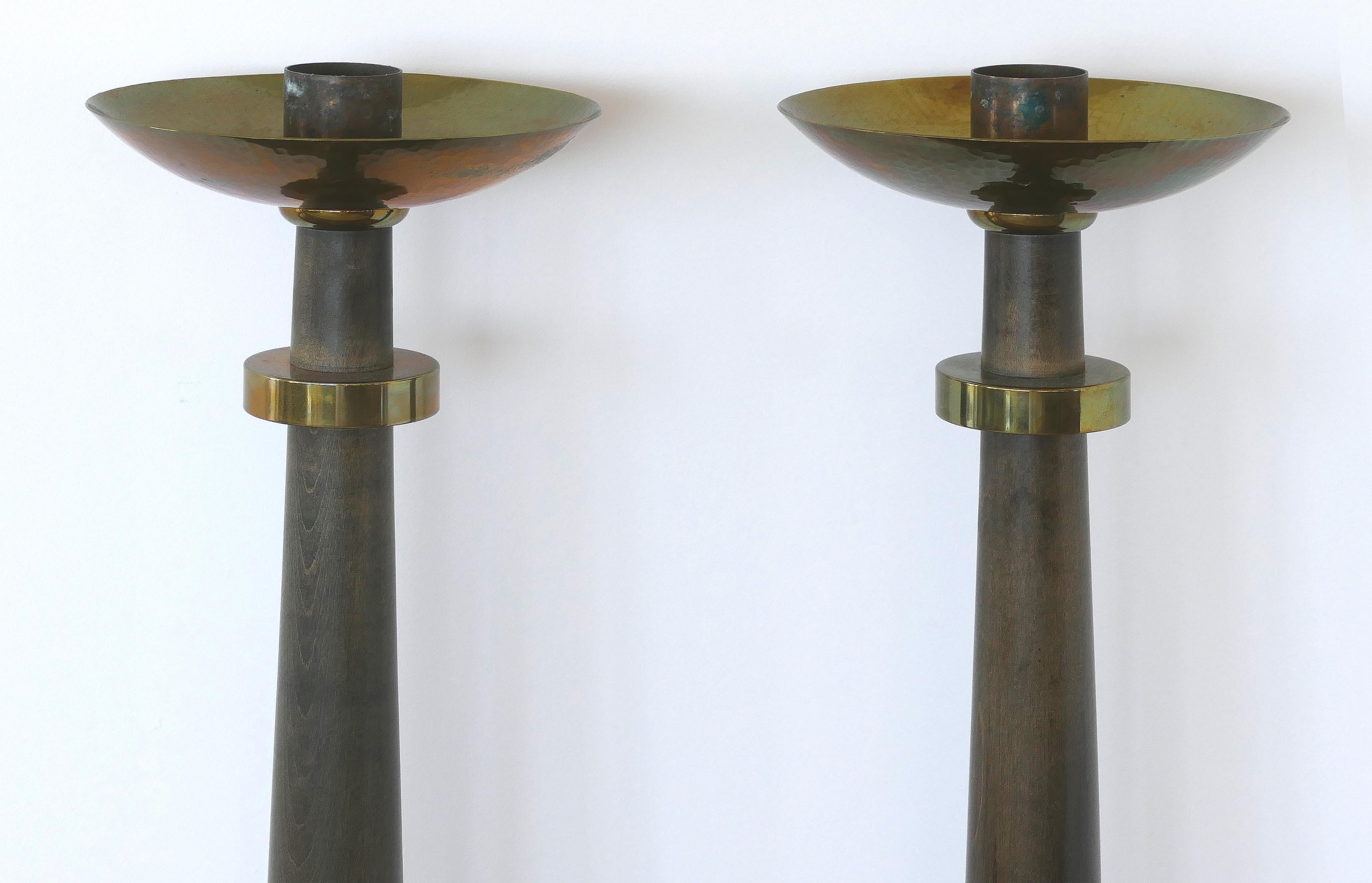 Carl Moser Studios Candelabros de pie de latón y madera, Suiza Moderno de mediados de siglo en venta