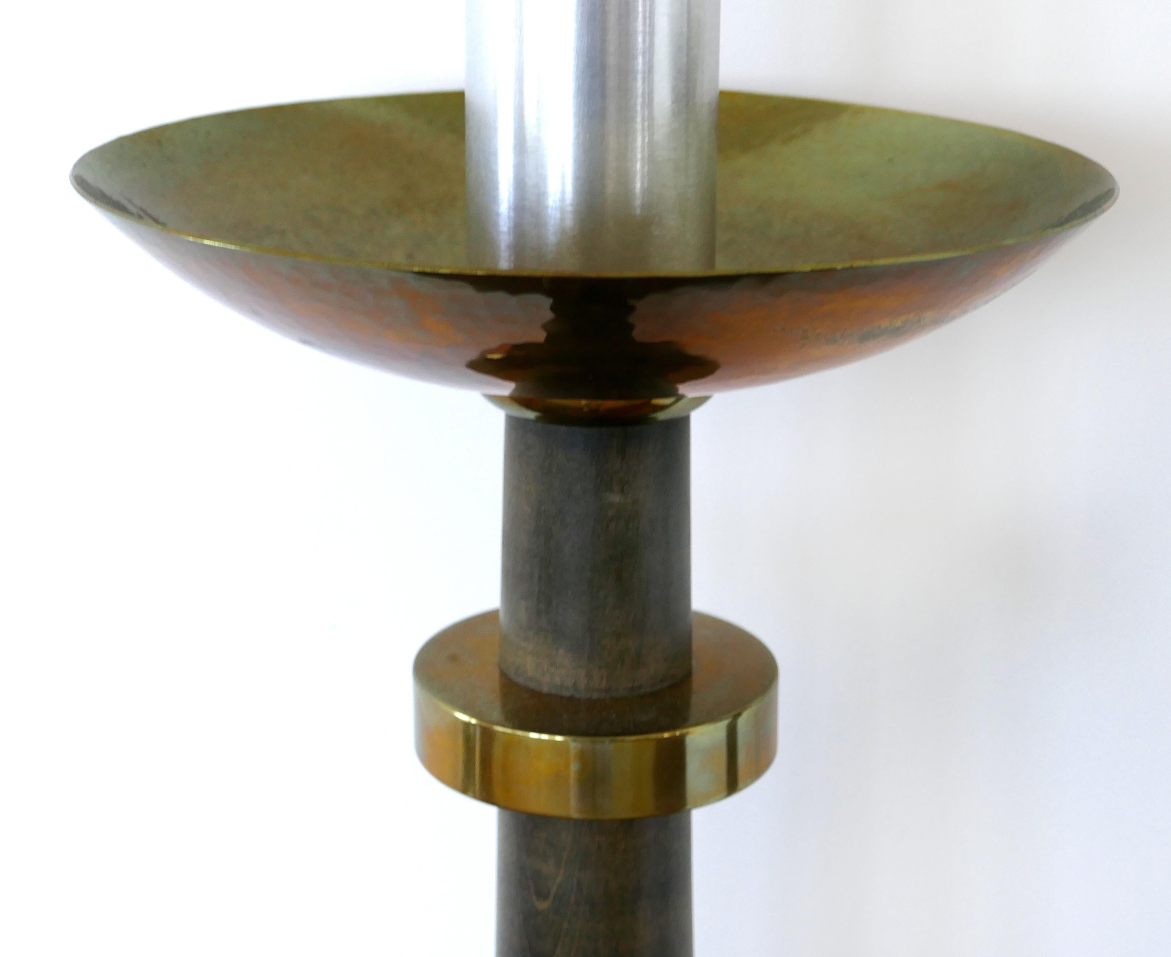 Carl Moser Studios Candelabros de pie de latón y madera, Suiza Suizo en venta