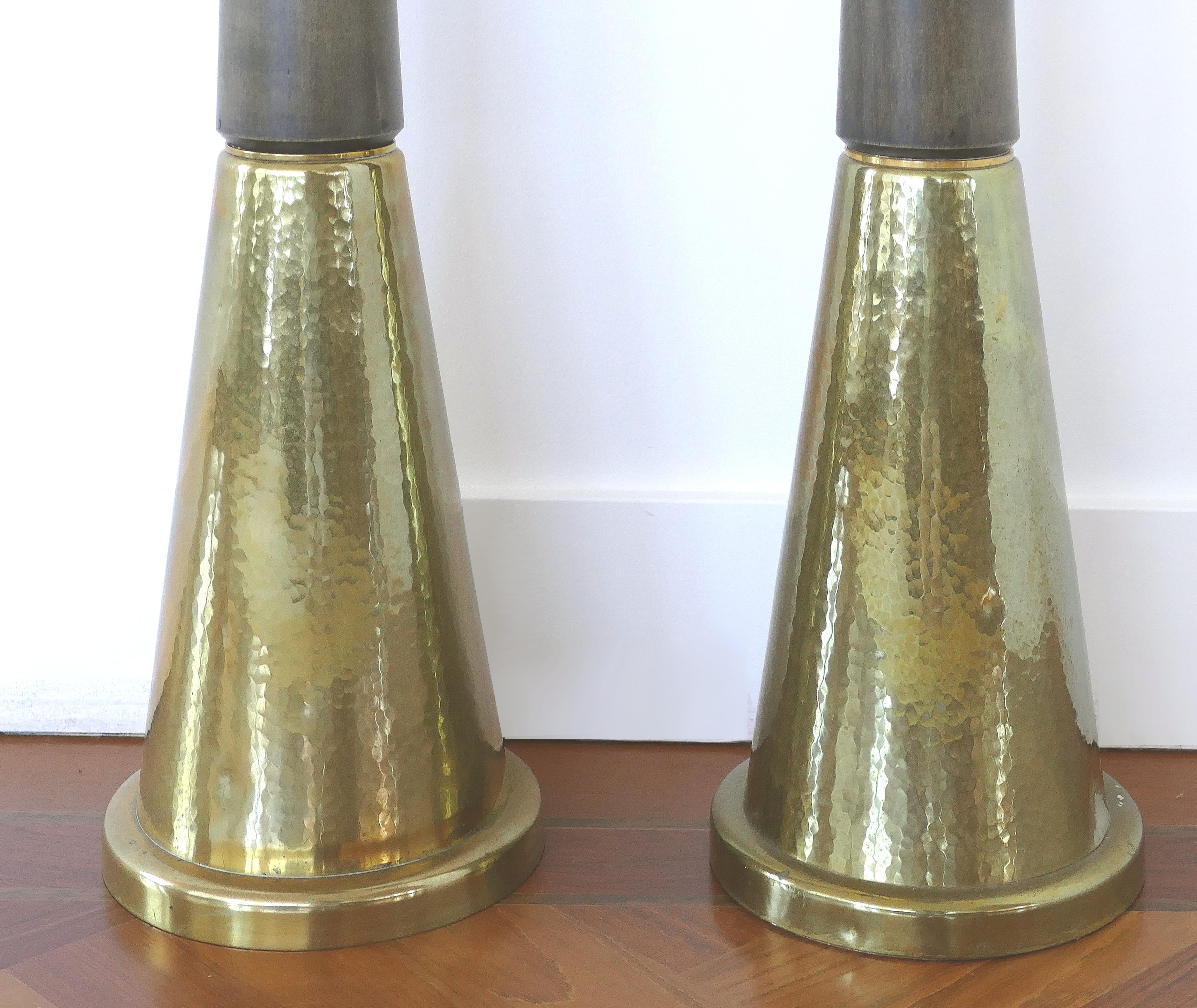 Carl Moser Studios Candelabros de pie de latón y madera, Suiza Martillado en venta