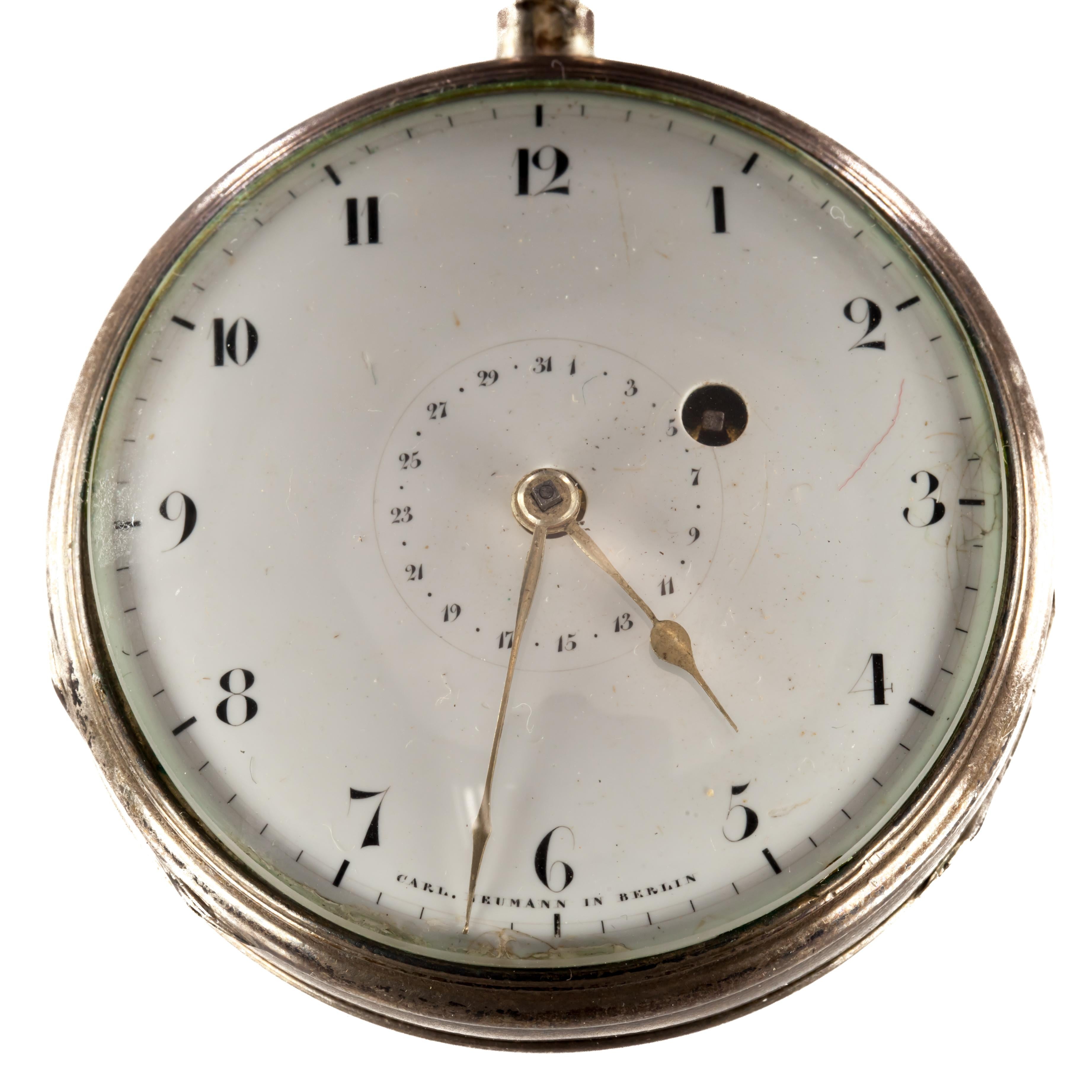Wunderschöne antike Taschenuhr von Carl Neumann aus Berlin
Schlüssel-Wind-Bewegung
Filigrane Details im Uhrwerk
Silbernes Gehäuse
Durchmesser des Gehäuses = 55 mm
Dicke des Gehäuses = 21 mm
Gesamtmasse = 125.8 Gramm
Die Uhr ist in gutem