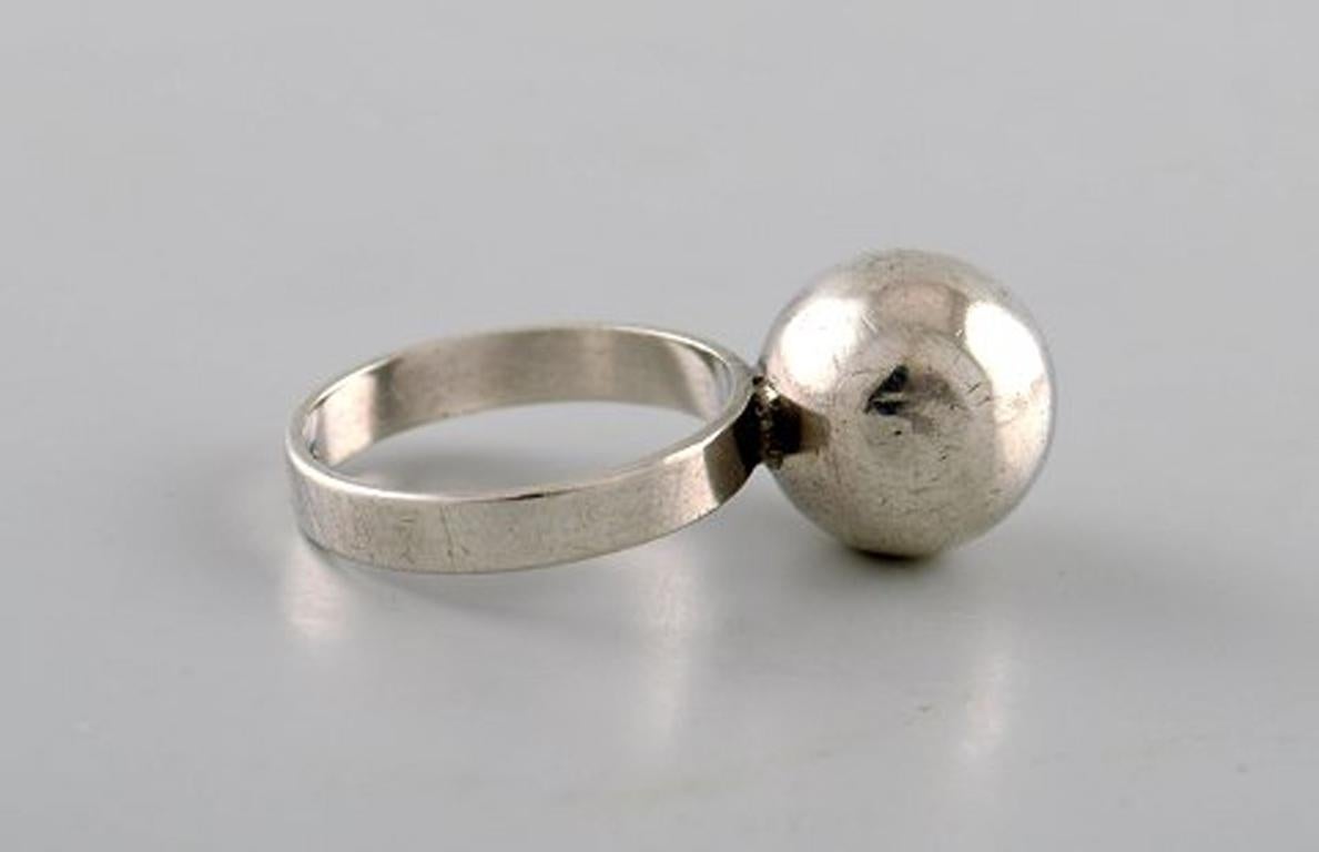 Carl Ove Frydensberg, Danish silversmith. Business in Copenhagen from 1949-1982. Modernist ring in sterling silver. Ca. 1960.
Size: 16 mm. US Size: 5,5 (can be customized to any size)
Stamped.
In very good condition.
LARGE SELECTION IN MODERNIST