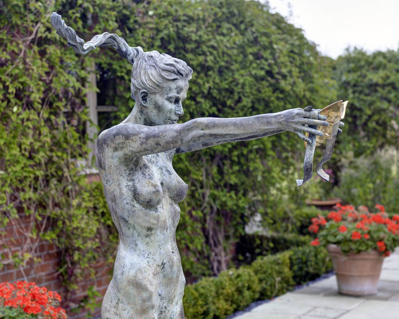 Circe la déesse de la magie - Figure nue grandeur nature en bronze massif de Carl Payne en vente 1