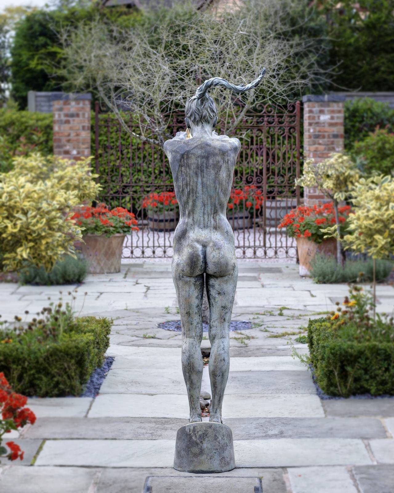 Circe la déesse de la magie - Figure nue grandeur nature en bronze massif de Carl Payne en vente 3