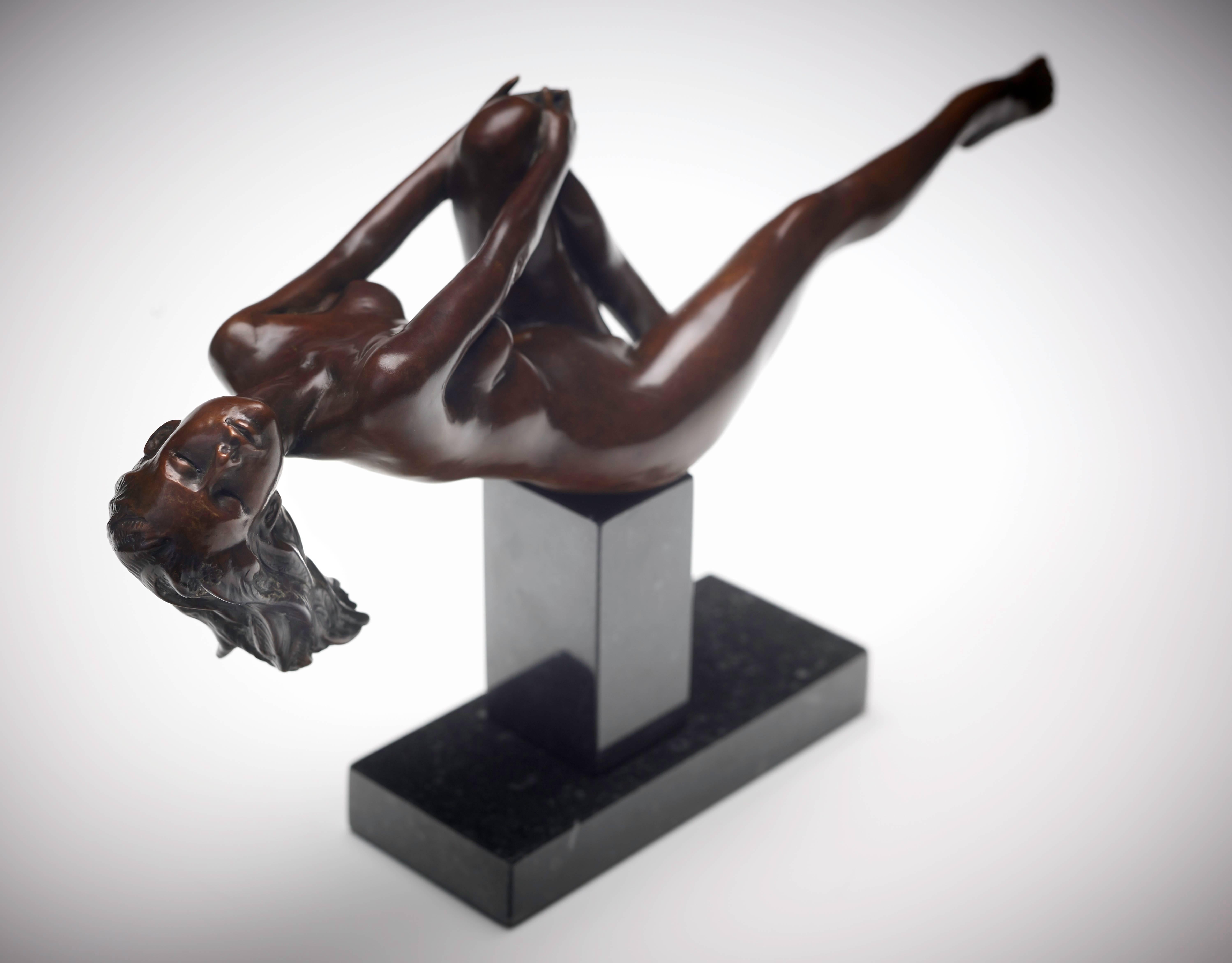 Carl Payne Nude Sculpture – Zeitgenössische, liegende, figurative Bronzeskulptur 
Spirit
, braun, Schreibtisch