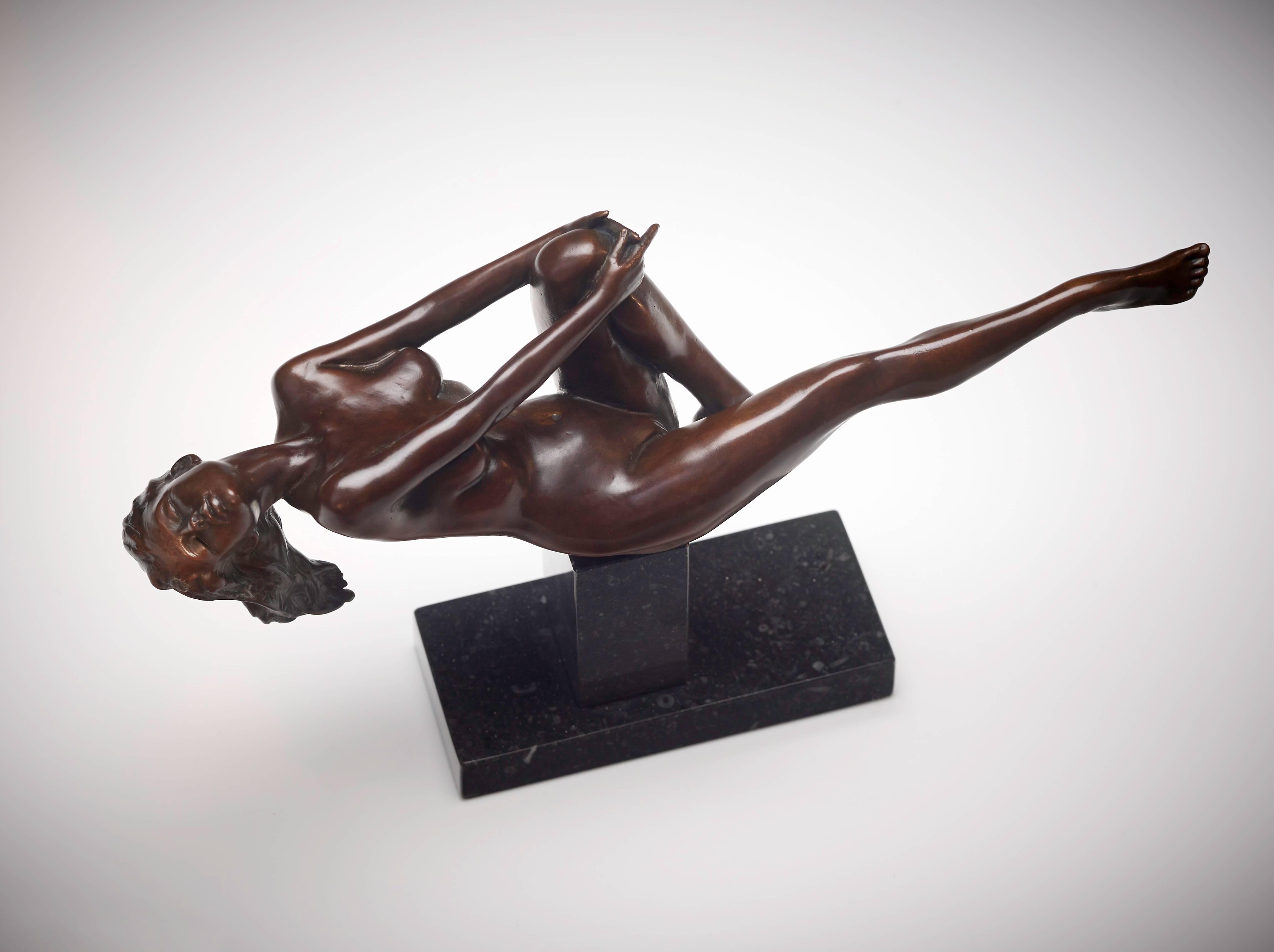Sculpture contemporaine en bronze couchée représentant un nu 