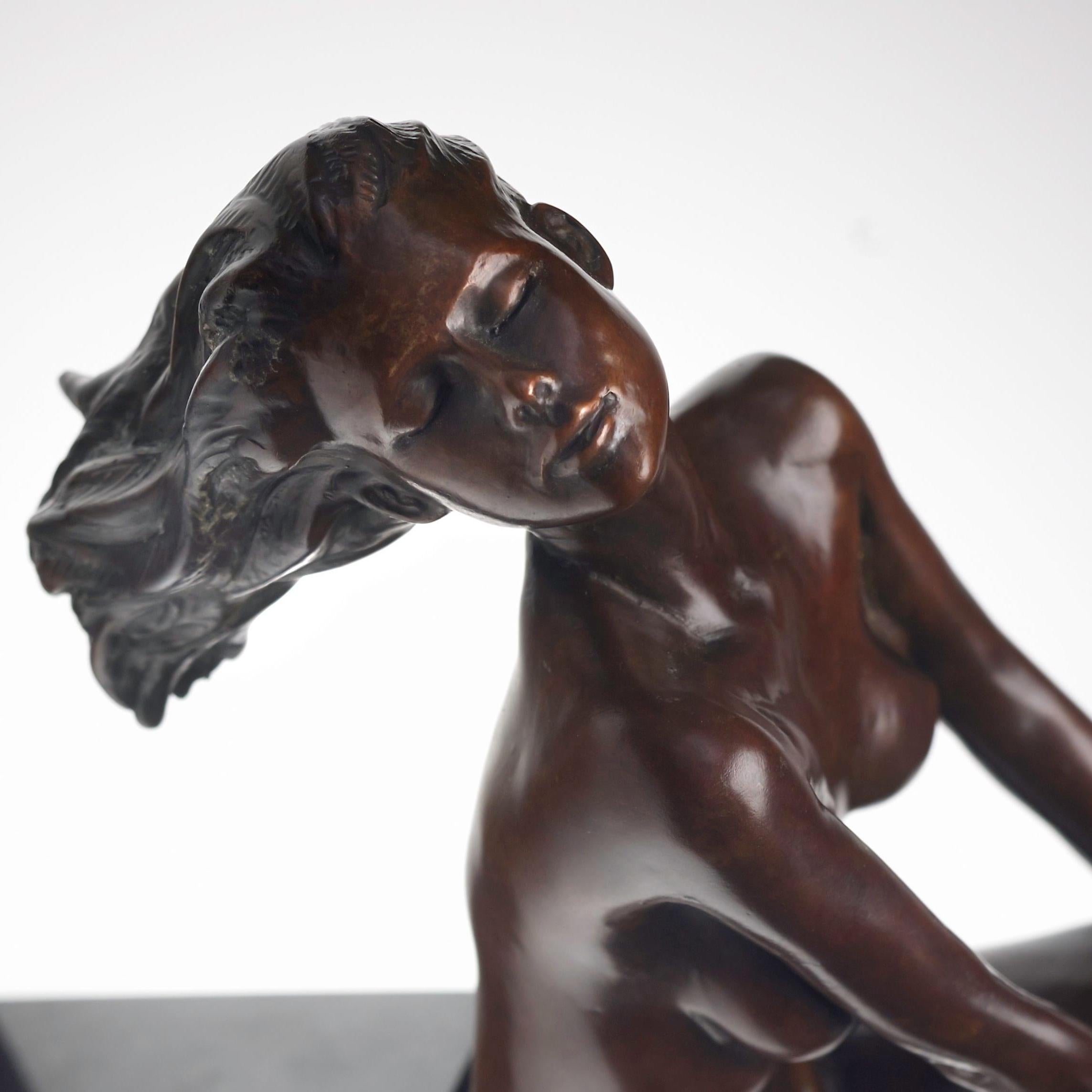 Contemporary Liegende Bronze Akt Figurative Skulptur 'Spirit' von Carl Payne im Angebot 3