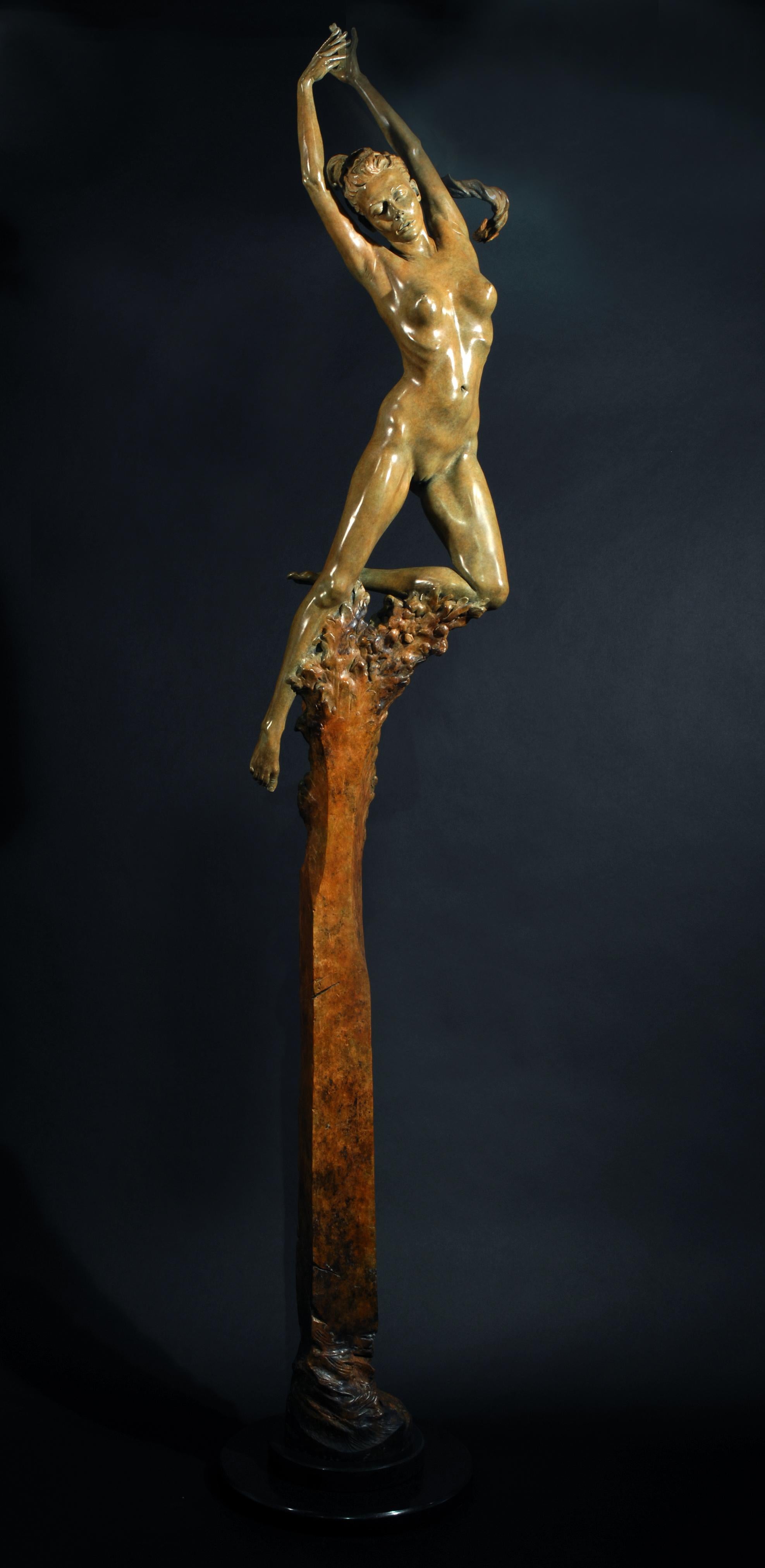 Figurative, nackte Bronzeskulptur „Kora“ von Carl Payne, Halblebensgröße.  im Angebot 2