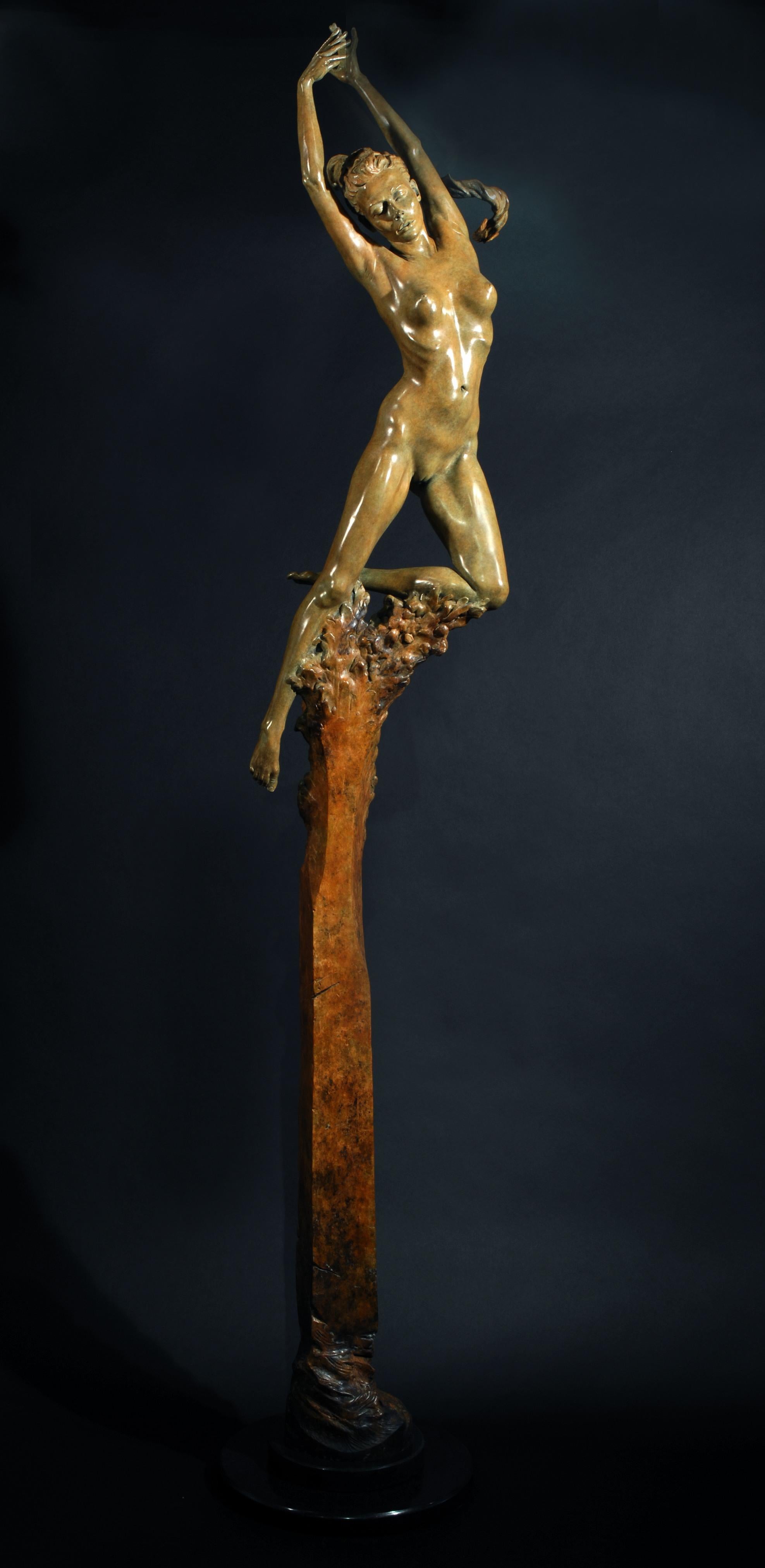 Figurative, nackte Bronzeskulptur „Kora“ von Carl Payne, Halblebensgröße.  im Angebot 3