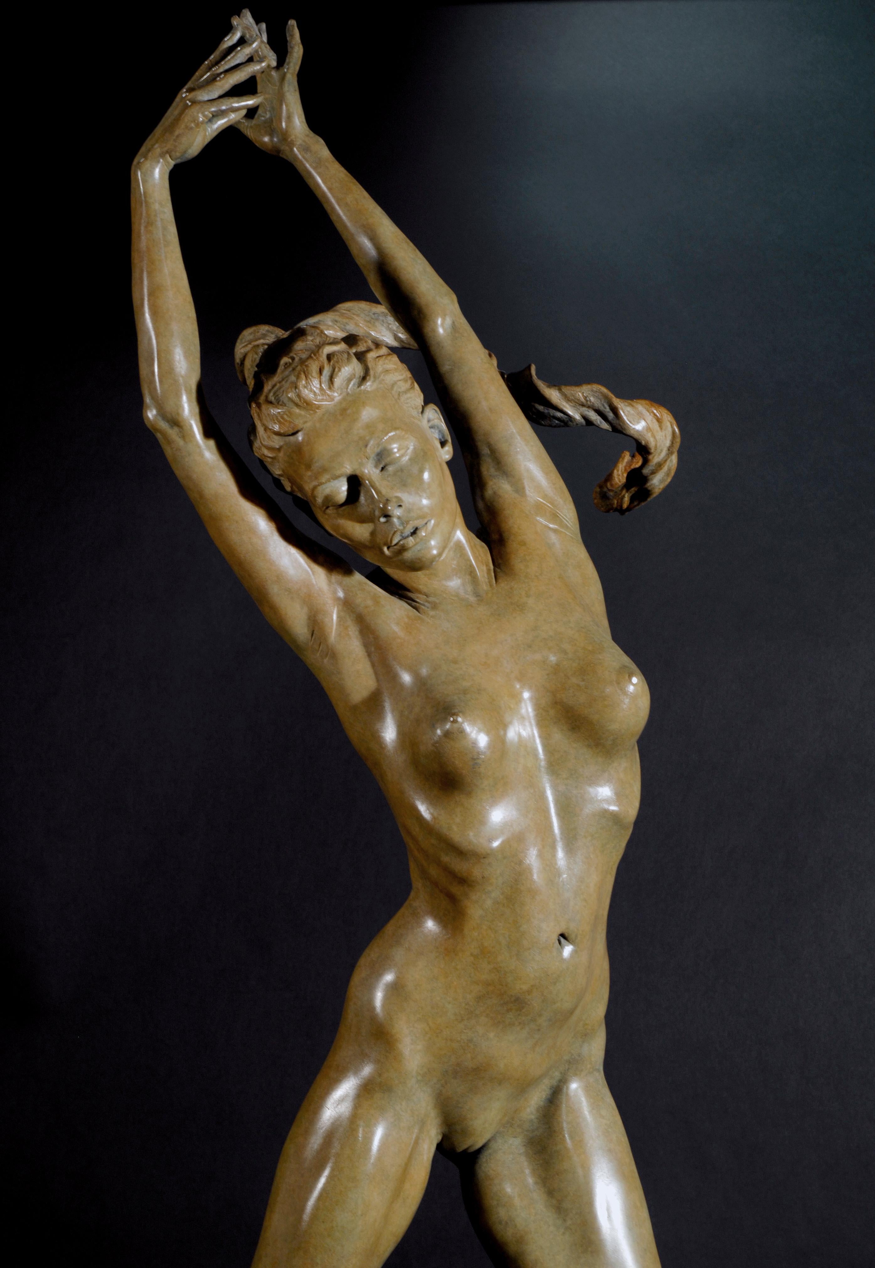 Figurative, nackte Bronzeskulptur „Kora“ von Carl Payne, Halblebensgröße.  im Angebot 4