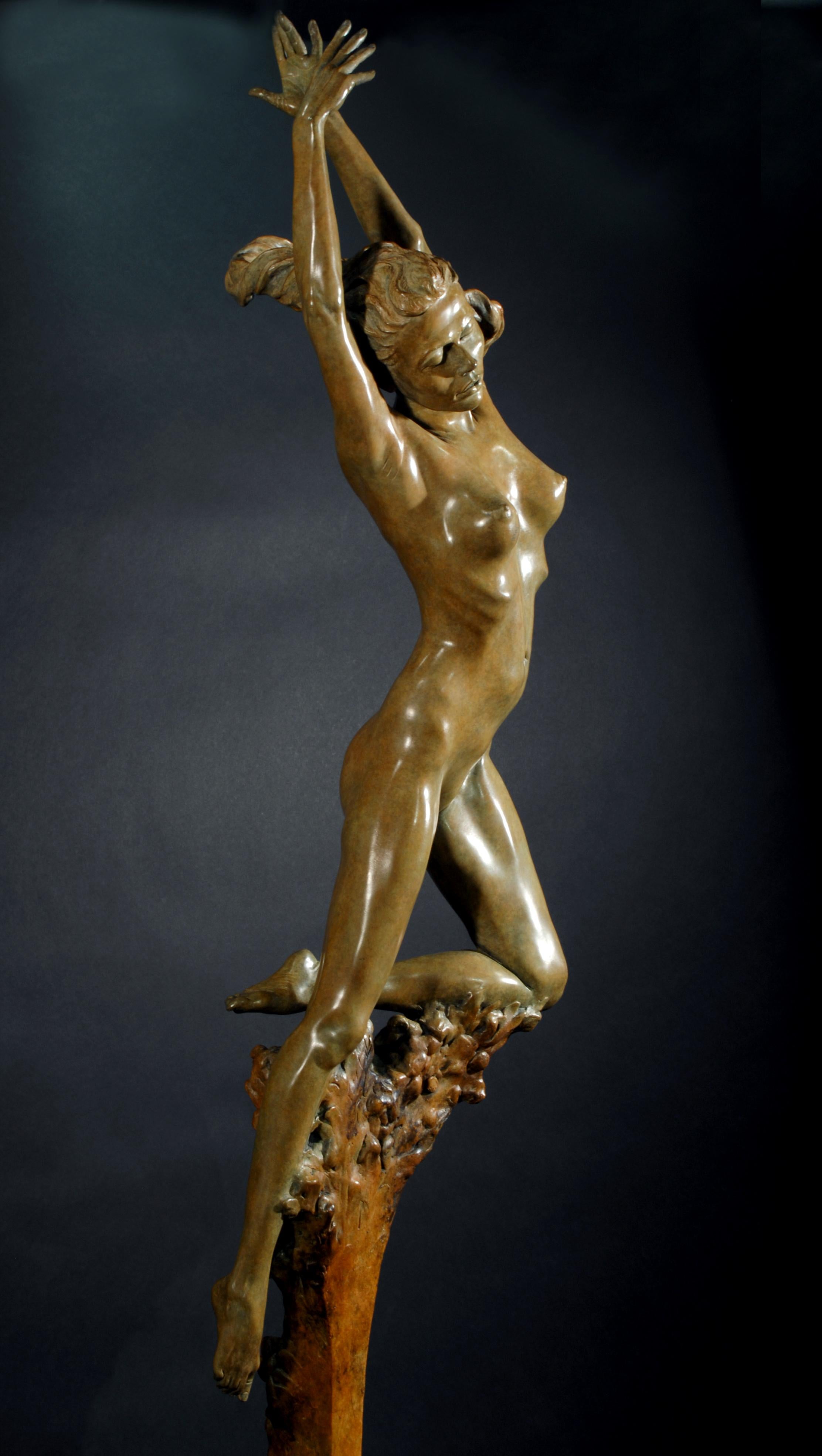 Figurative, nackte Bronzeskulptur „Kora“ von Carl Payne, Halblebensgröße.  im Angebot 5