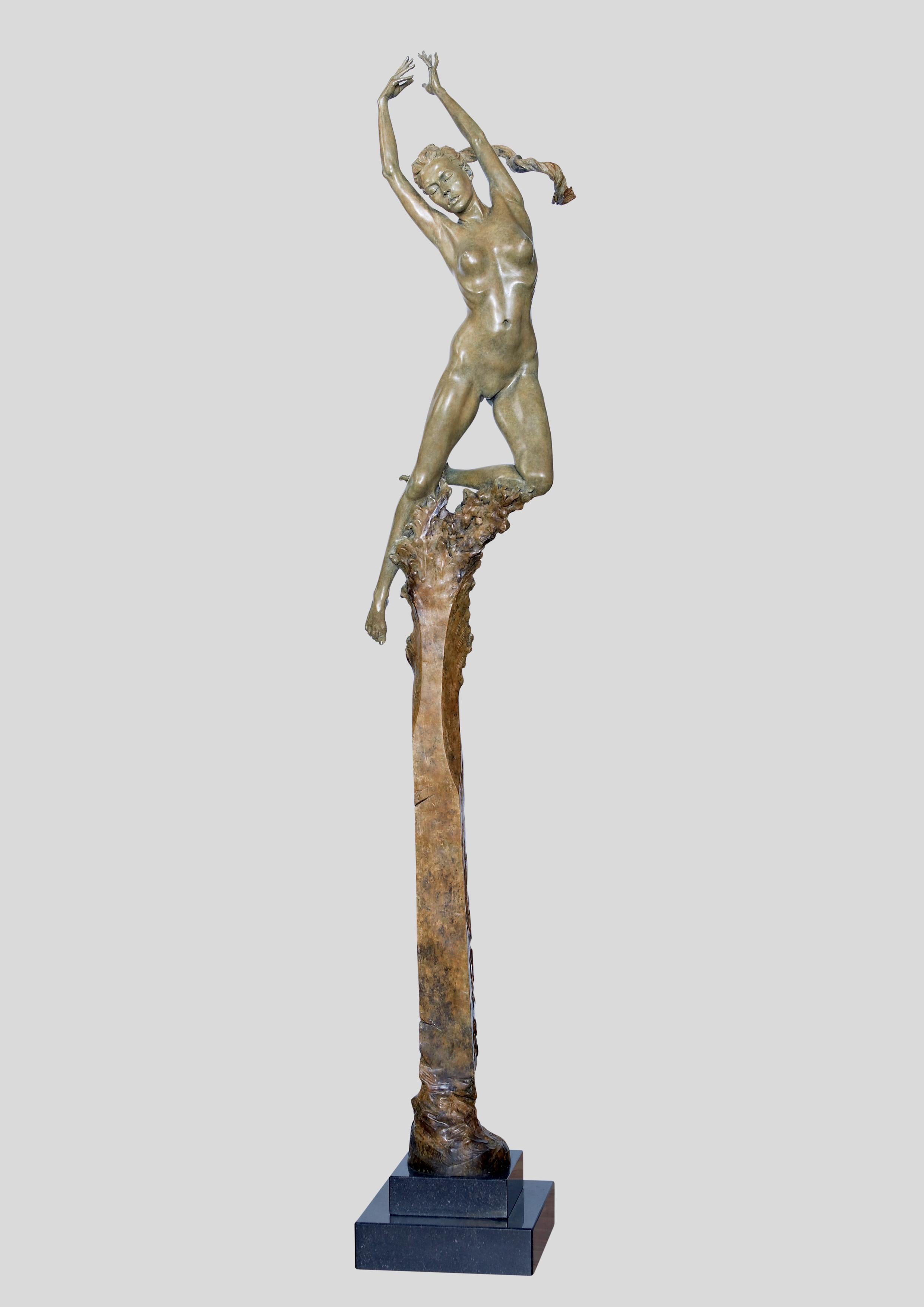 Figurative, nackte Bronzeskulptur „Kora“ von Carl Payne, Halblebensgröße. 