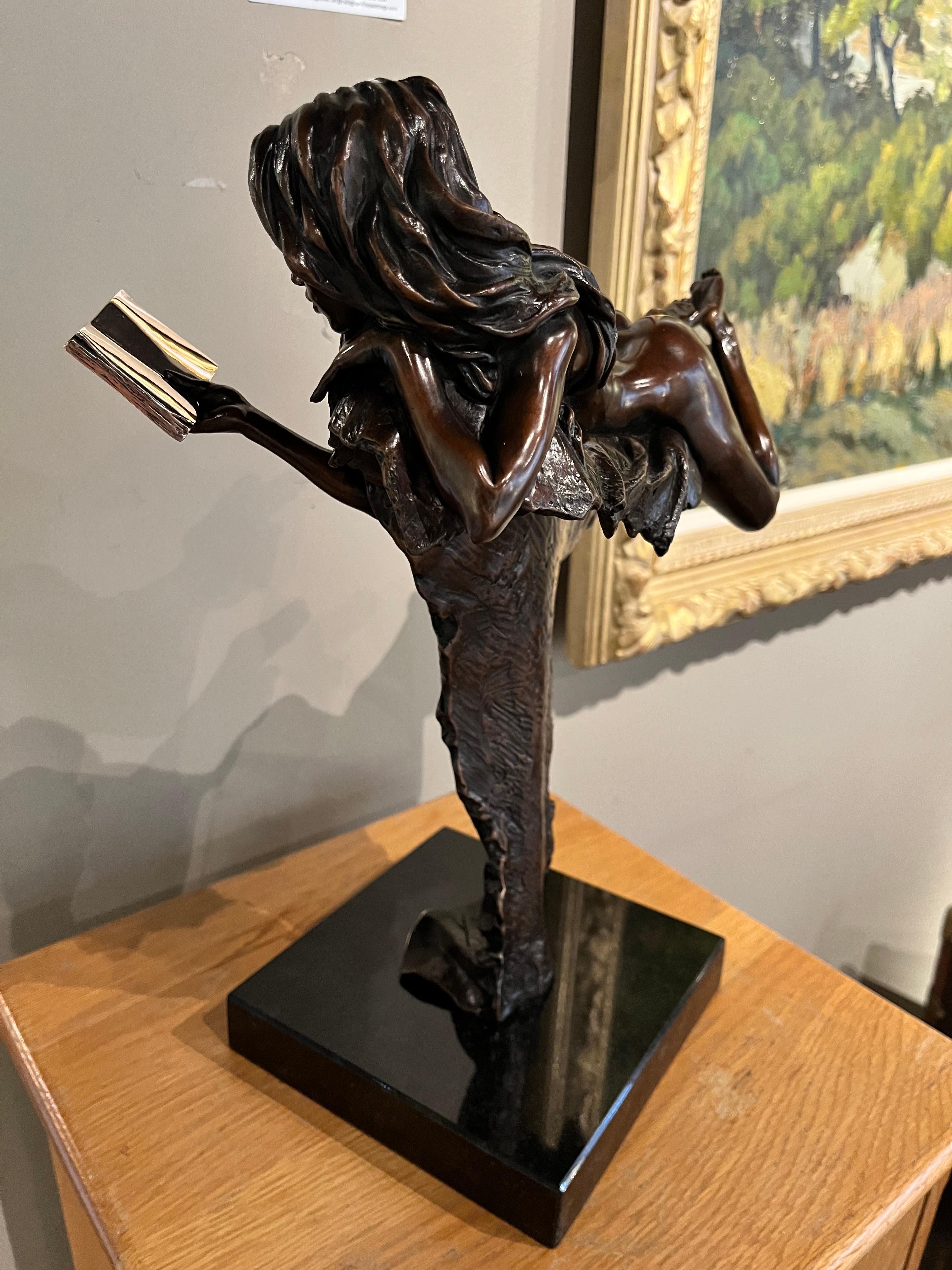 Sculpture figurative nue en bronze Libri d'une femme lisant un livre, danseuse, or en vente 1