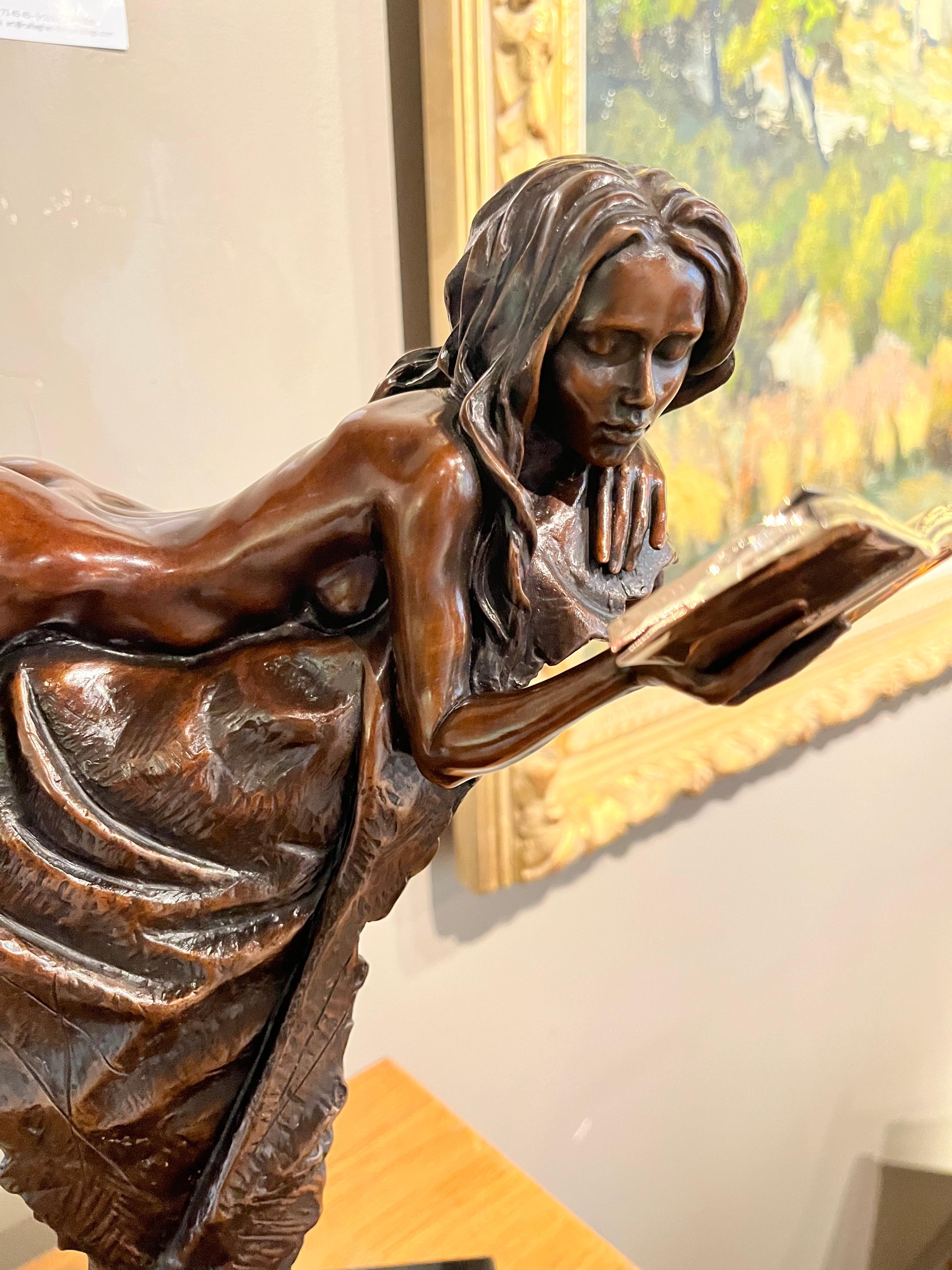 Sculpture figurative nue en bronze Libri d'une femme lisant un livre, danseuse, or en vente 2