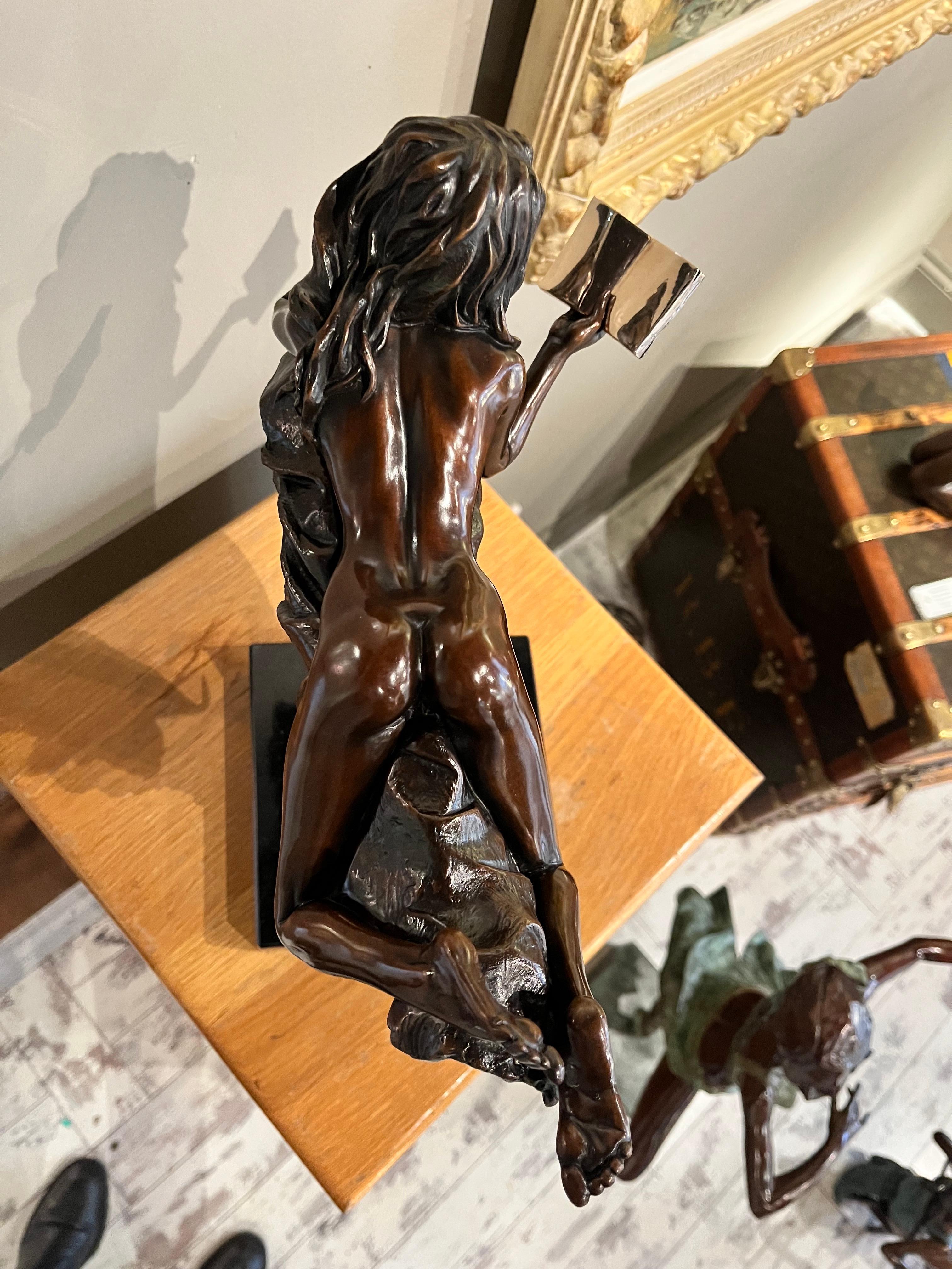 Sculpture figurative nue en bronze Libri d'une femme lisant un livre, danseuse, or en vente 3