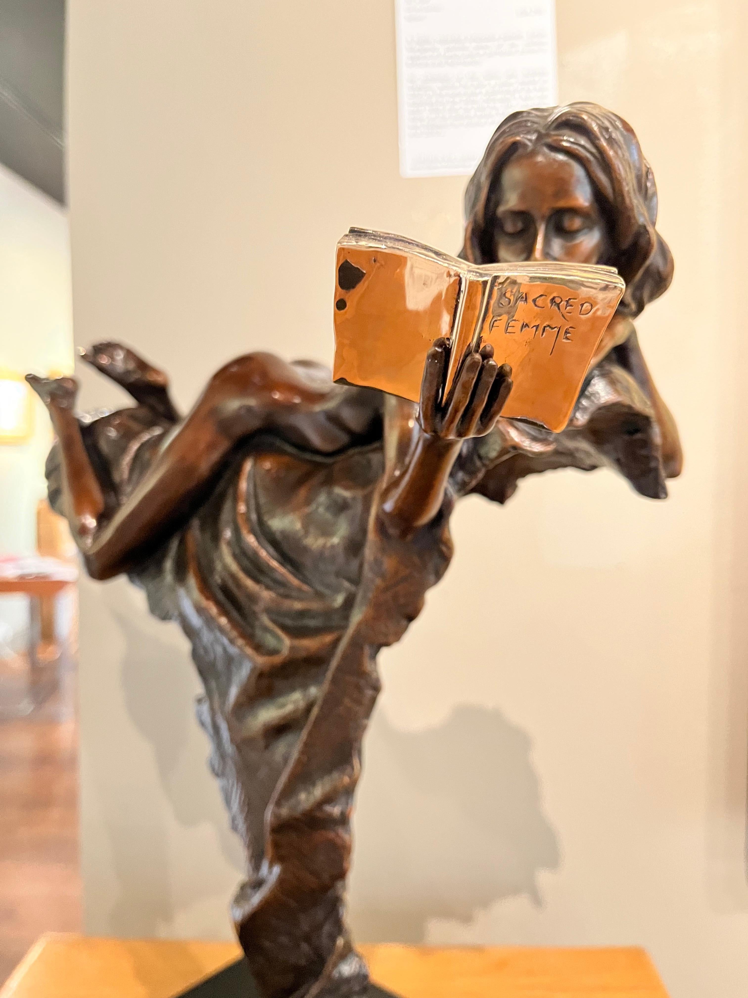 Sculpture figurative nue en bronze Libri d'une femme lisant un livre, danseuse, or en vente 4