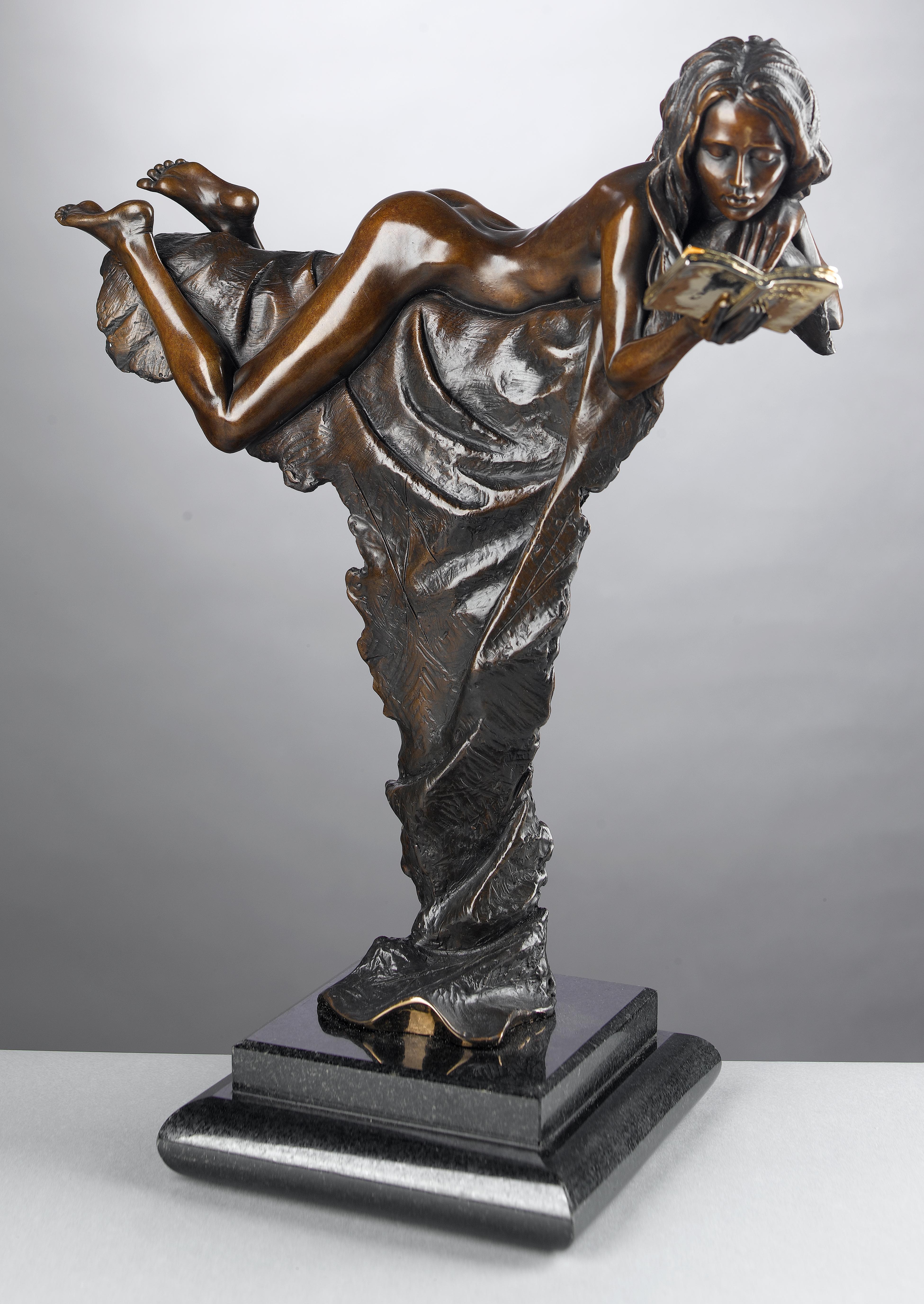 Figurative Sculpture Carl Payne - Sculpture figurative nue en bronze Libri d'une femme lisant un livre, danseuse, or