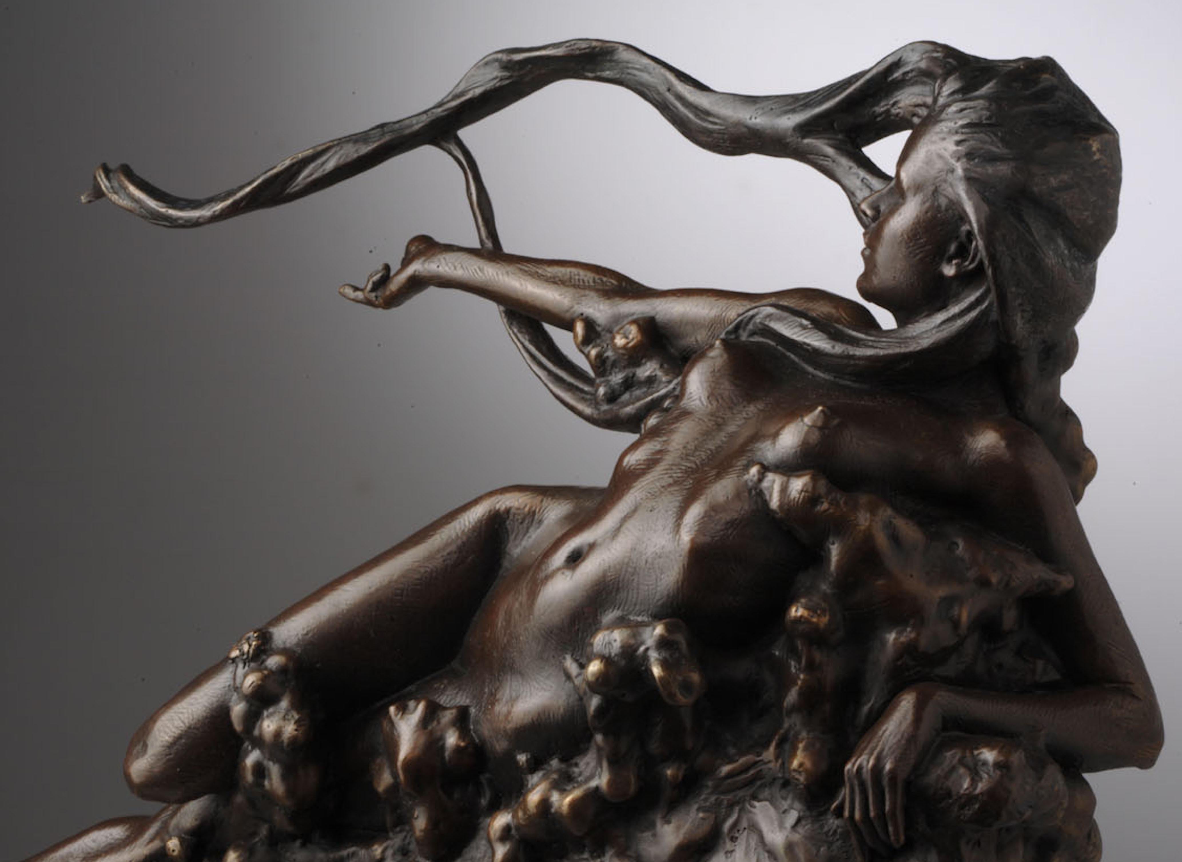 Sculpture figurative en bronze d'un nu « Morning Glory » de Carl Payne en vente 5