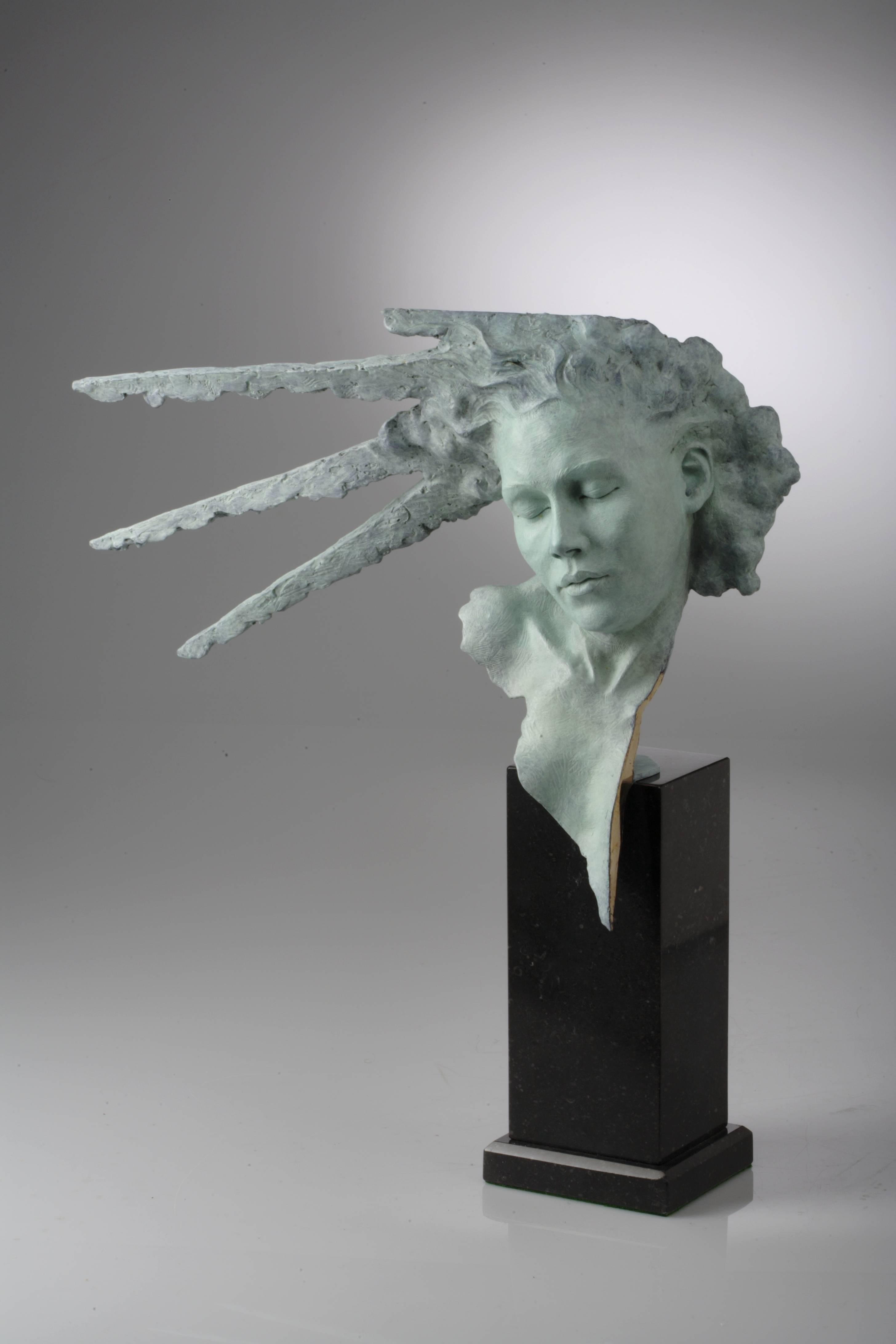 sunburst Mask" est une sculpture en bronze massif de Carl Payne inspirée de la mythologie grecque. Carl Payne est un sculpteur extrêmement talentueux, qui se concentre principalement sur la forme féminine et utilise souvent sa femme, une danseuse