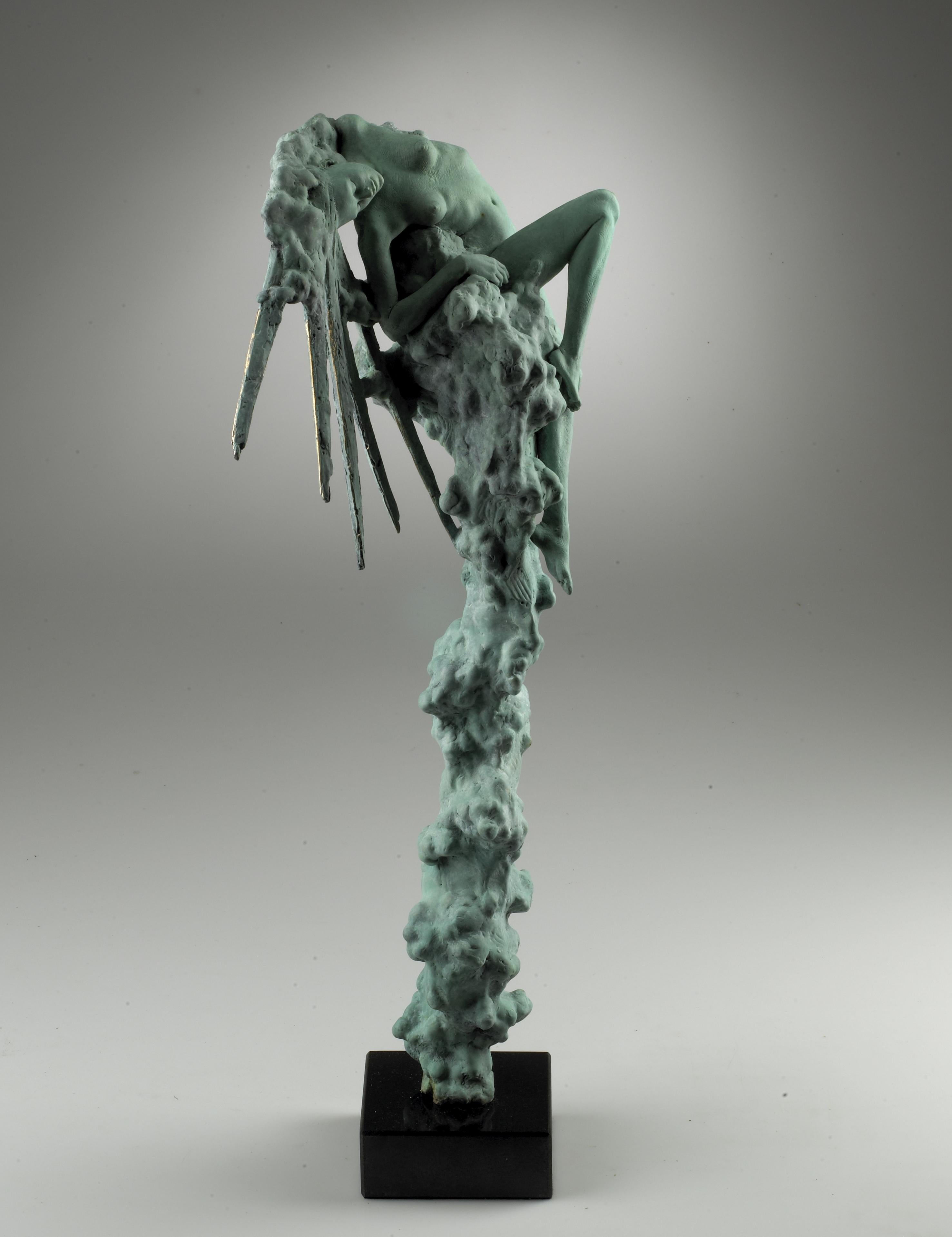 Zeitgenössische figurative Skulptur einer Frau auf einer Wolke, „Sunburst“  – Sculpture von Carl Payne