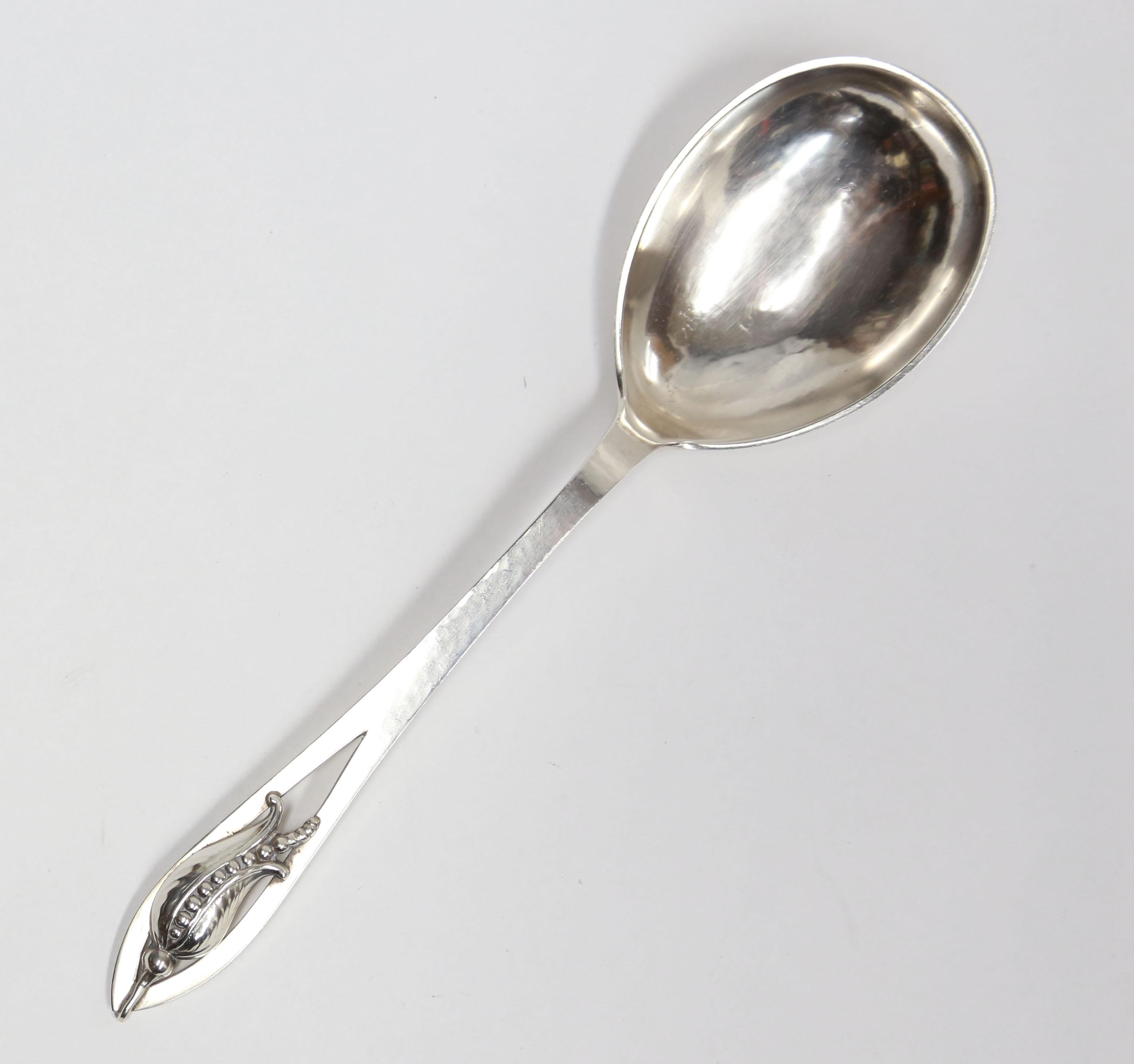 Paire de grands couverts à salade en argent sterling Carl Poul Petersen comprenant une cuillère et une fourchette de service dans le motif emblématique de fleurs de maïs Blossom de Petersen. Martelée à la main. Mesures approximatives Fourchette :