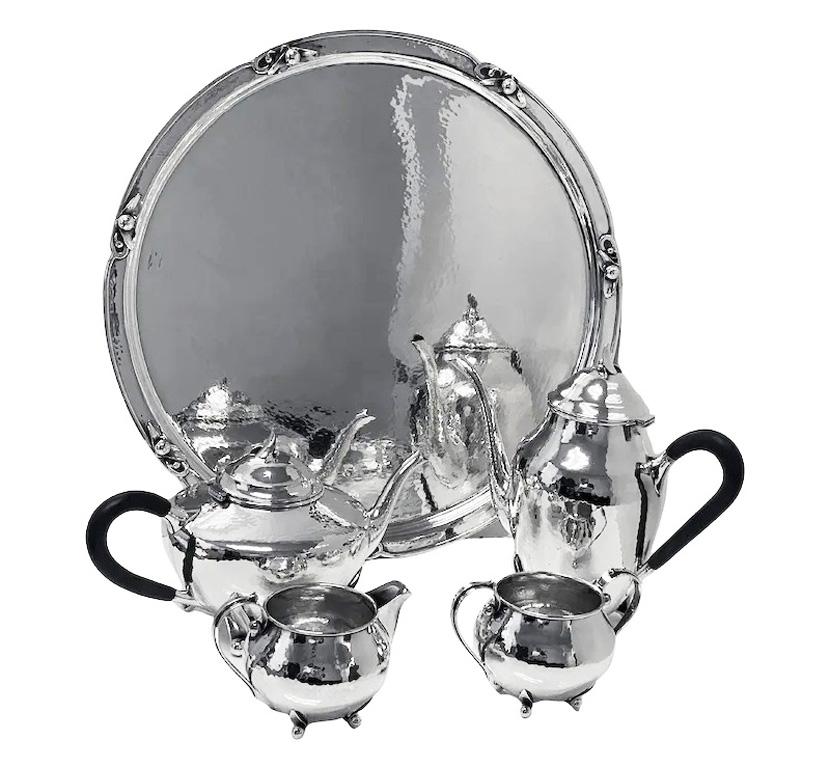 Servizio da tè e caffè in argento sterling lavorato a mano e martellato con vassoio dal maestro argentiere Carl Poul Petersen di Montreal, Canada, circa 1930. Set di motivi floreali di qualità favolosa. Corpi lisci martellati a mano con accenti di