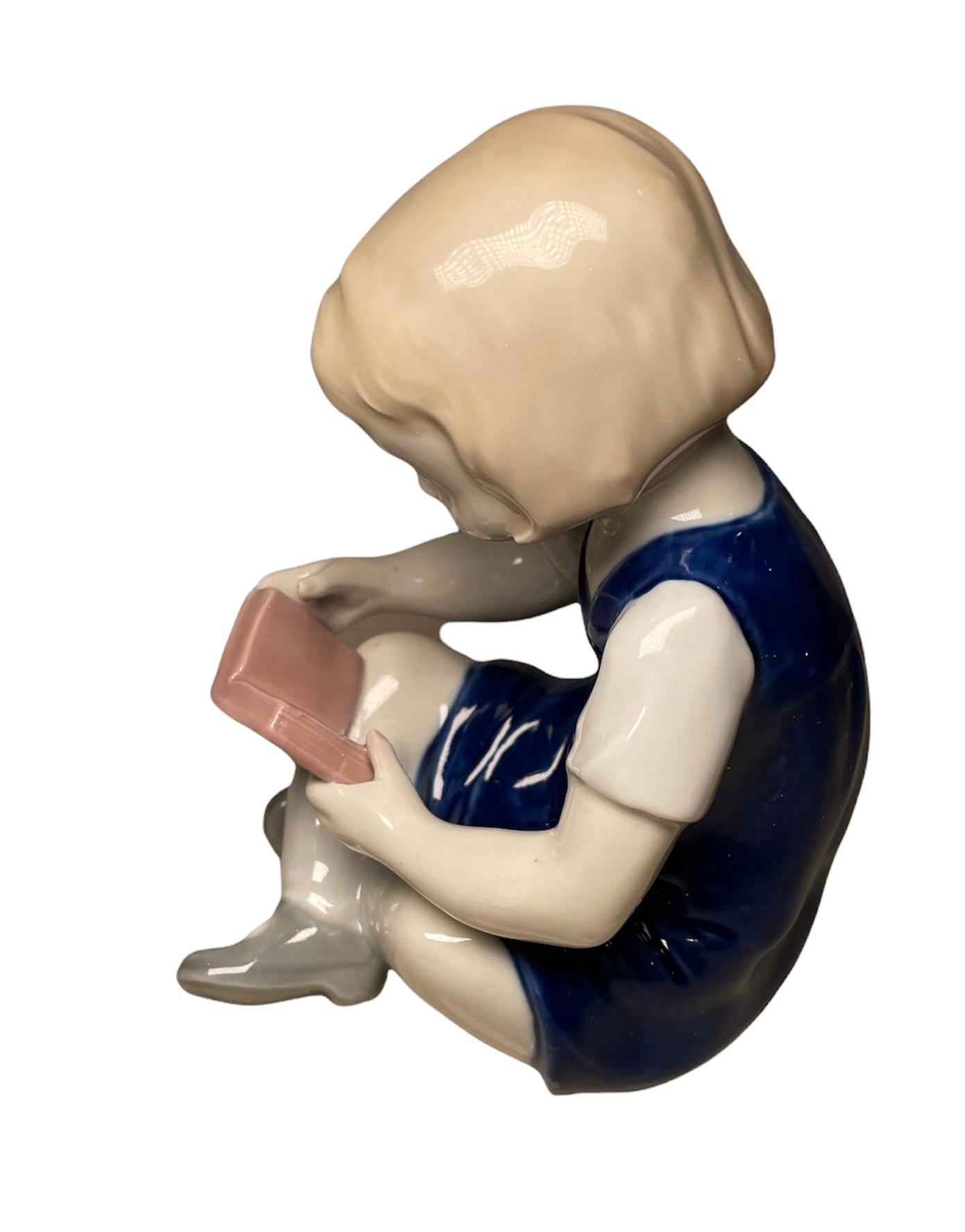 Carl Scheidig German Hand Painted Porcelain Figurine of a Girl Reading a Book In Good Condition In Guaynabo, PR