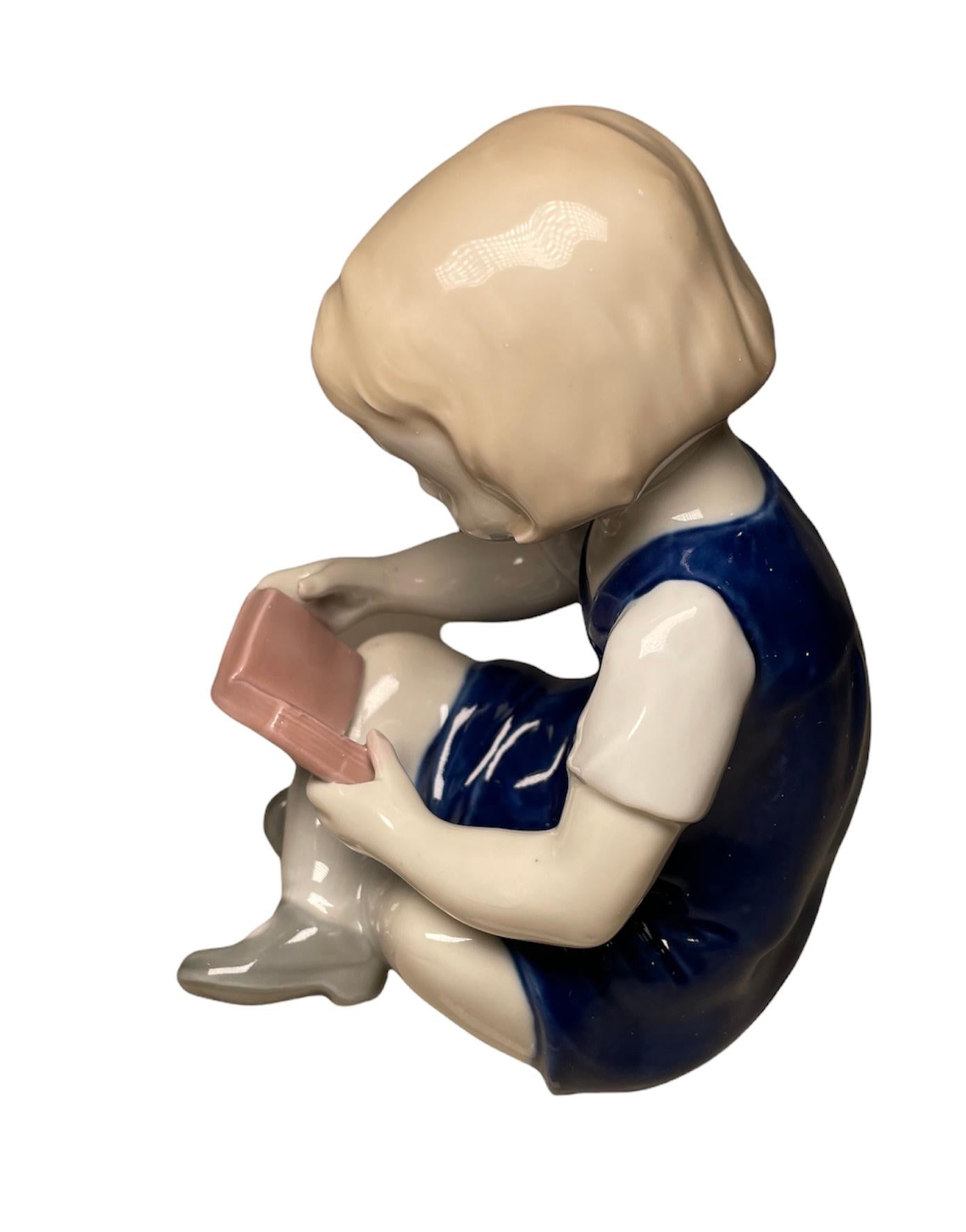 Carl Scheidig Deutsche handbemalte Porzellanfigur eines Mädchens, das ein Buch liest (20. Jahrhundert)