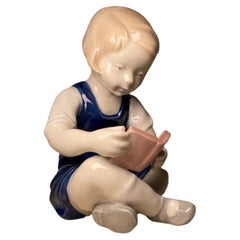 Figurine en porcelaine allemande peinte à la main de Carl Scheidig représentant une fille lisant un livre