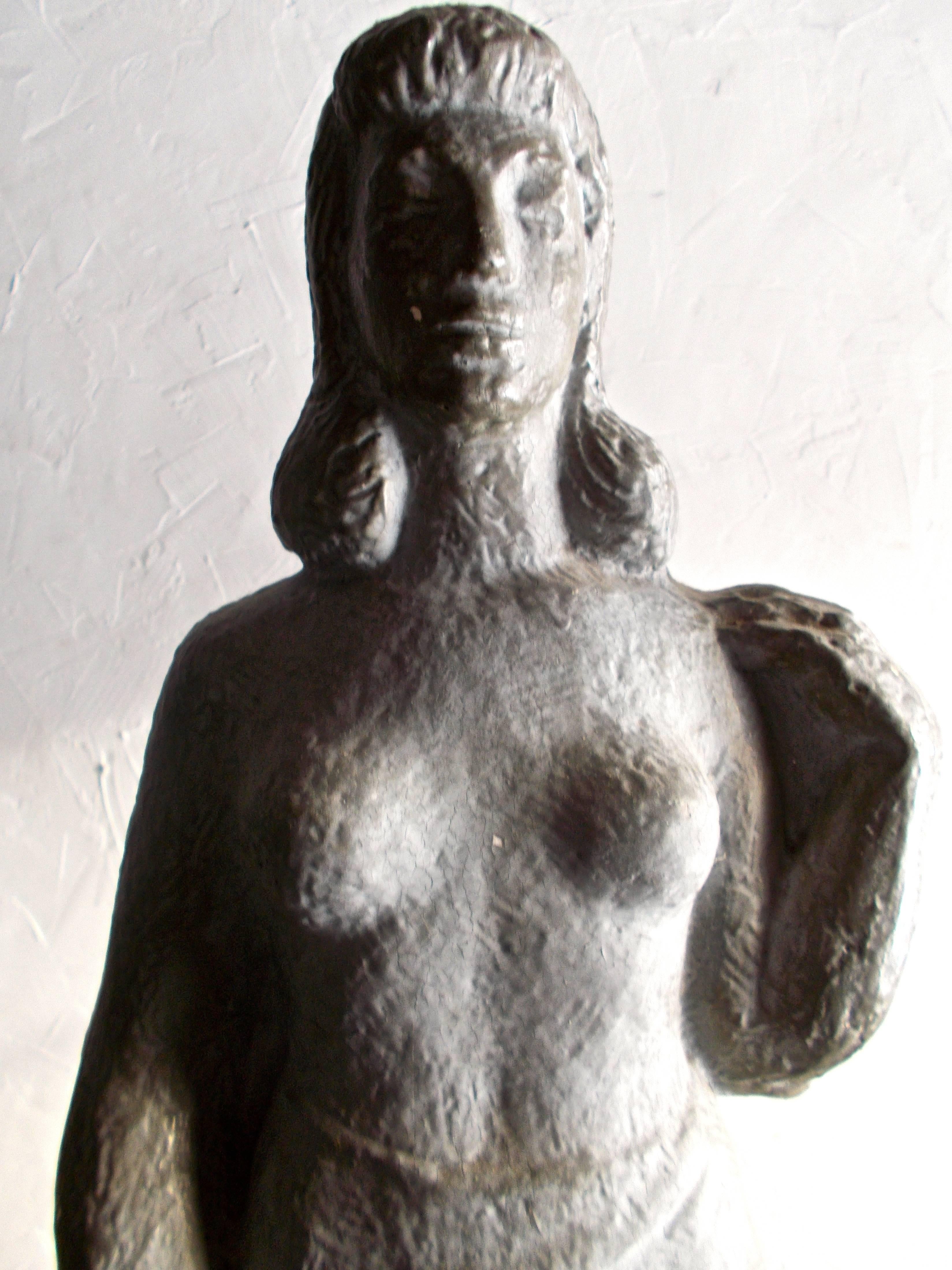 Schmitz è stato un importante scultore figurativo tedesco-americano degli anni 1930-1940. Ha studiato con J.Wackerle. Le commissioni includono: Brooklyn Botanical Gardens e Metropolitan Life Ins. Co. (Progetto abitativo Parkchester) nel Bronx.