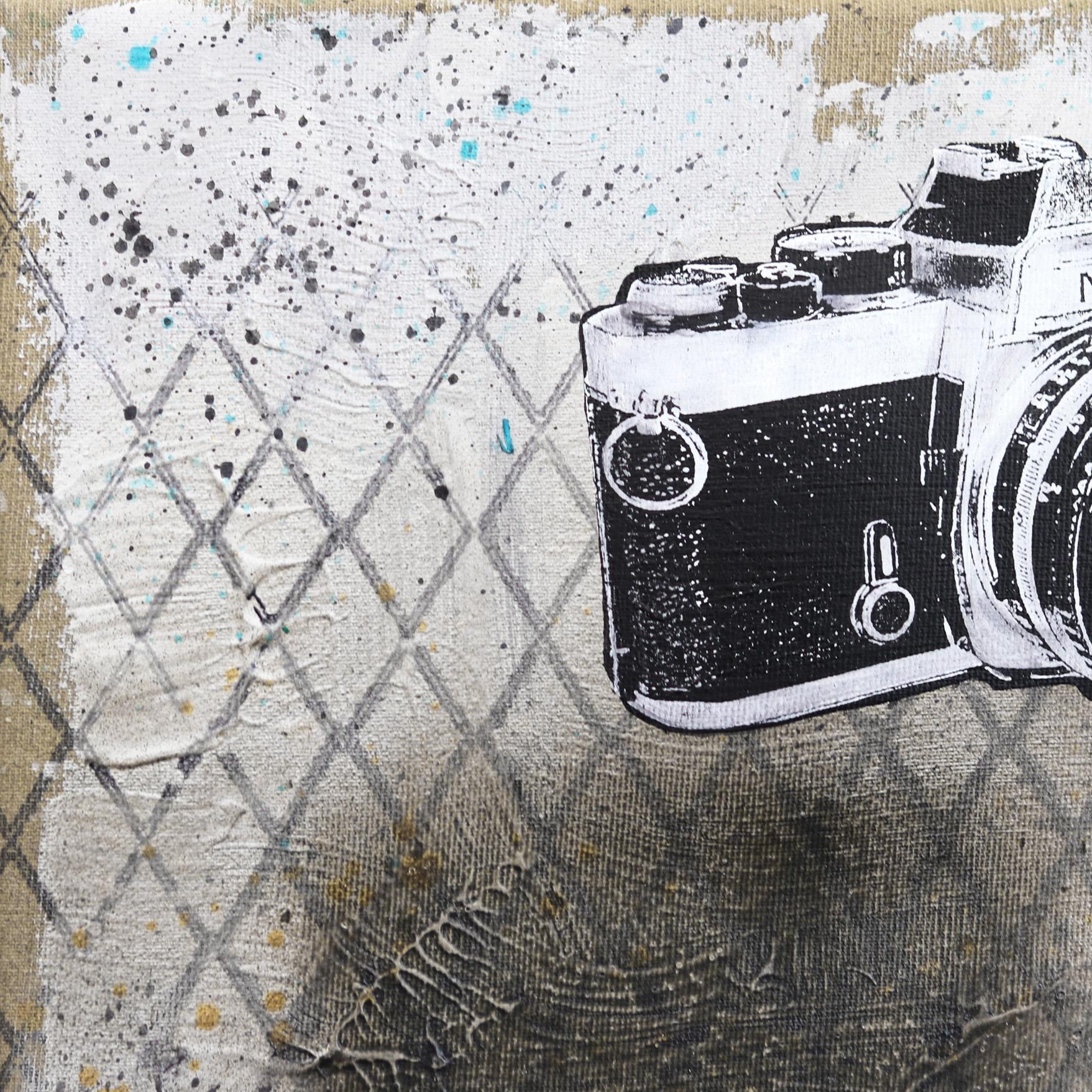 Nikon Away - Pop Art inspiré par Camera Original de Carl Smith en vente 2