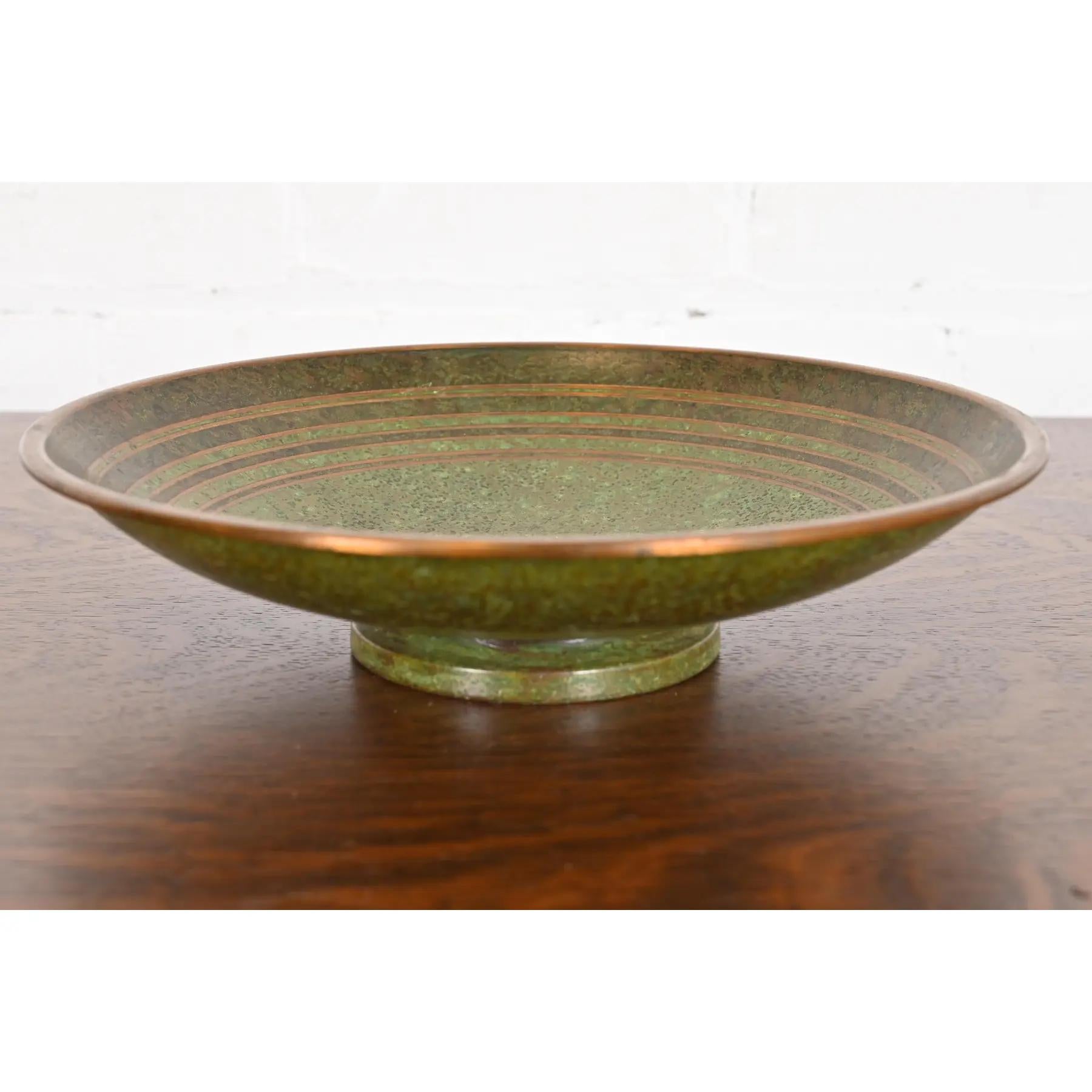 Magnifique bol, tazza ou coupe à fruits en bronze vert-de-gris à pied, d'époque Art déco ou Arts & Crafts.

Par Carl Sorensen

États-Unis d'Amérique, début du 20e siècle

Dimensions : 11,38 